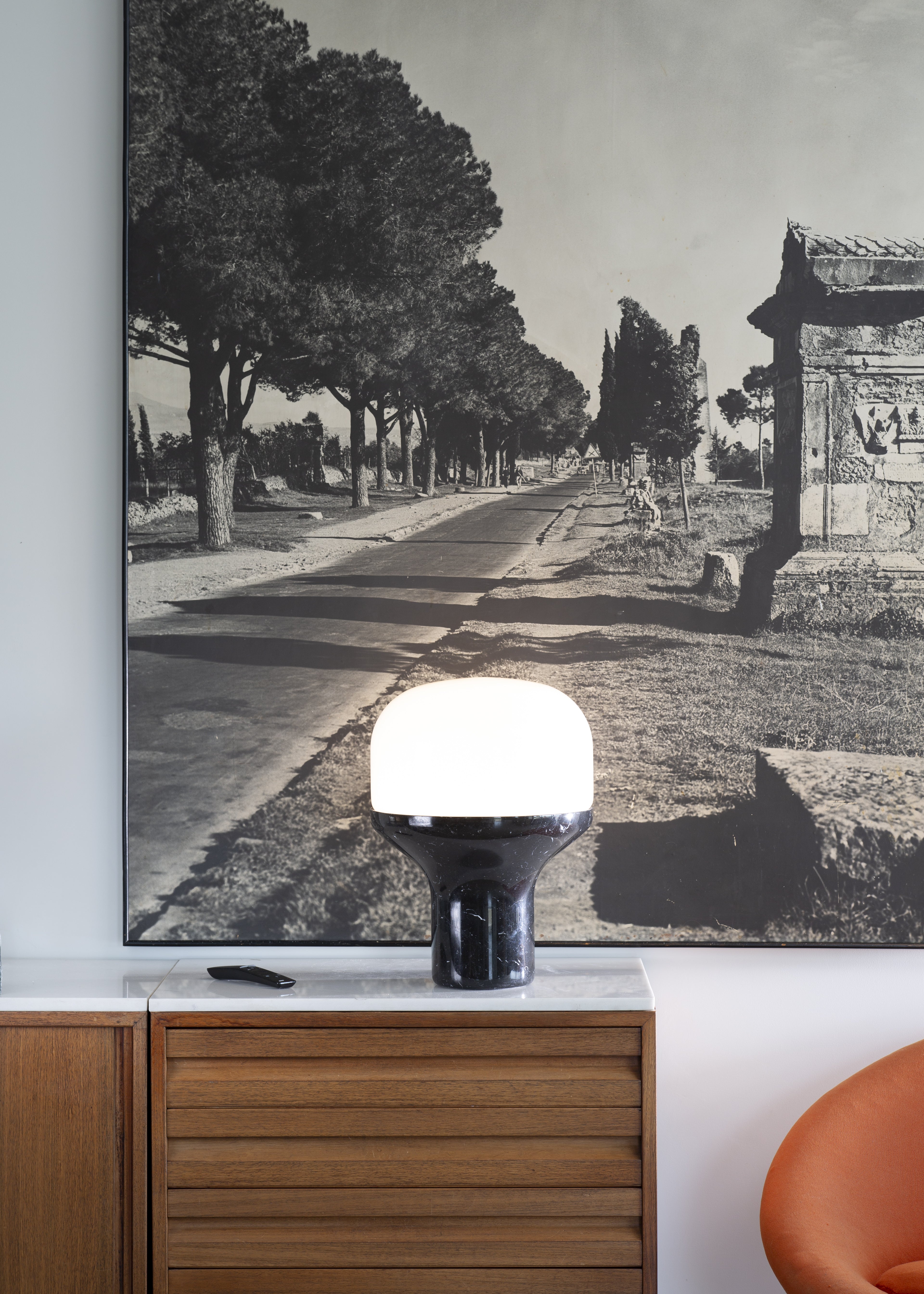 Stolní lampa DELUX s opálovým sklem a černým podstavcem