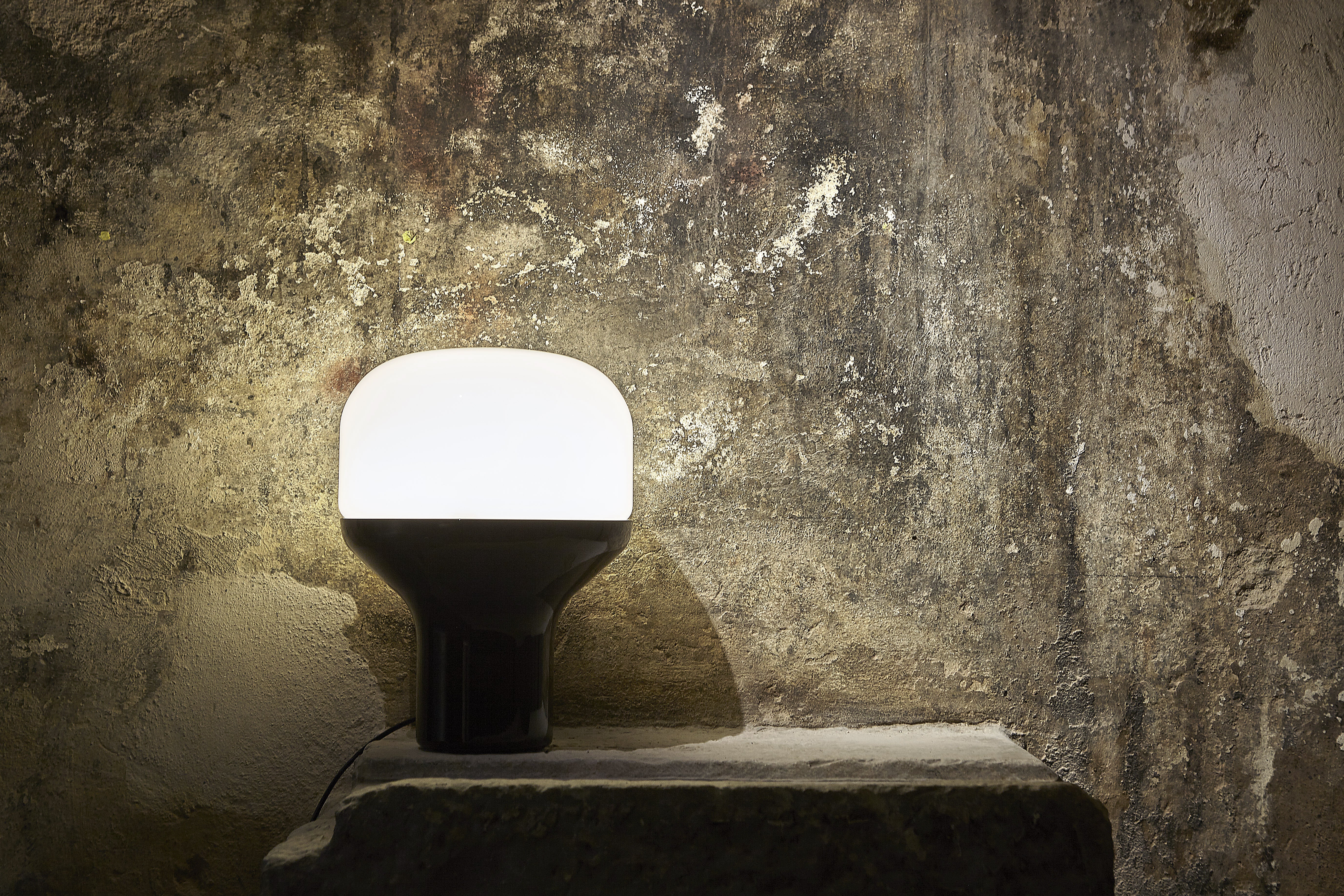 Stolní lampa DELUX s opálovým sklem a černým podstavcem