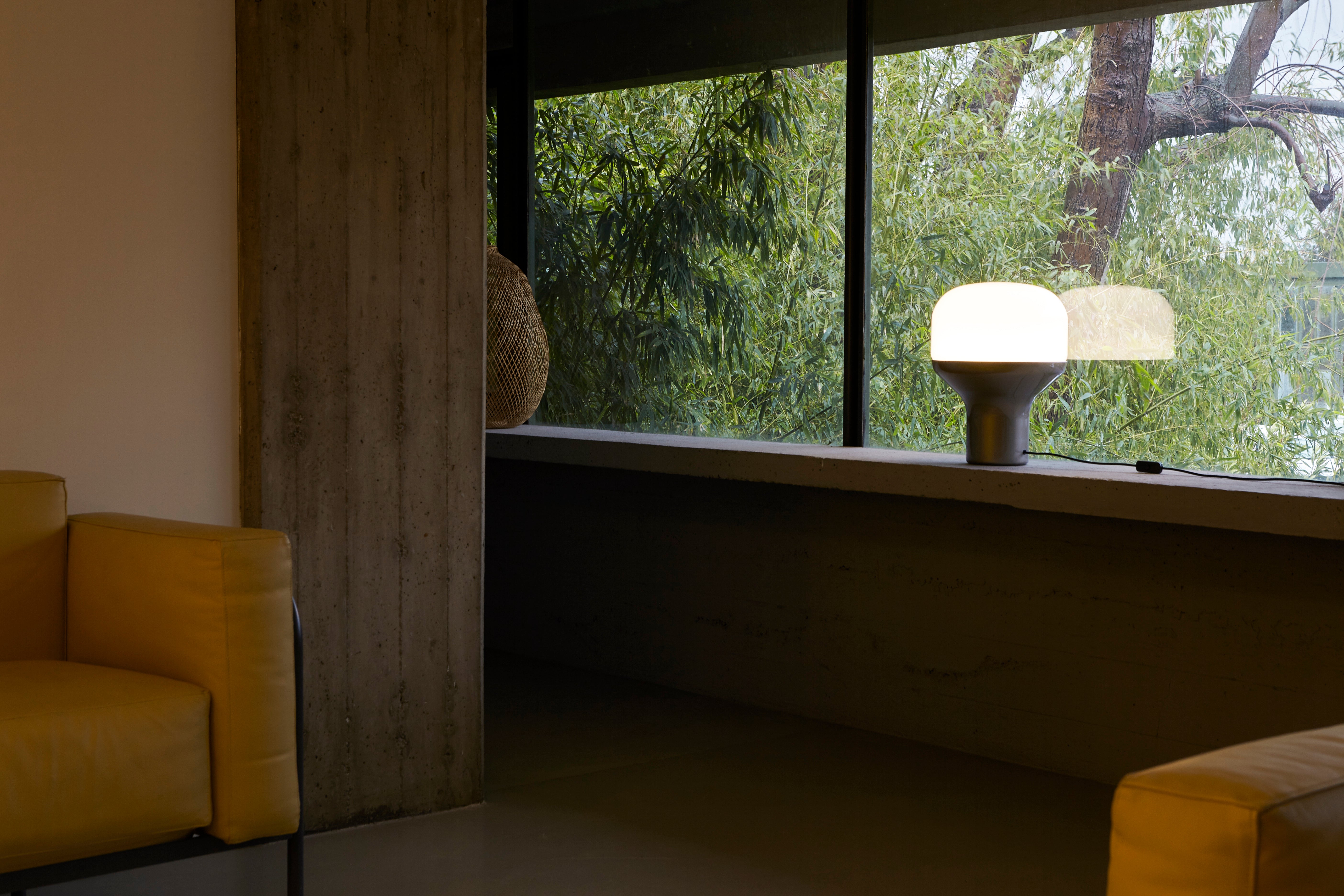 Stolní lampa DELUX s opálovým sklem a černým podstavcem