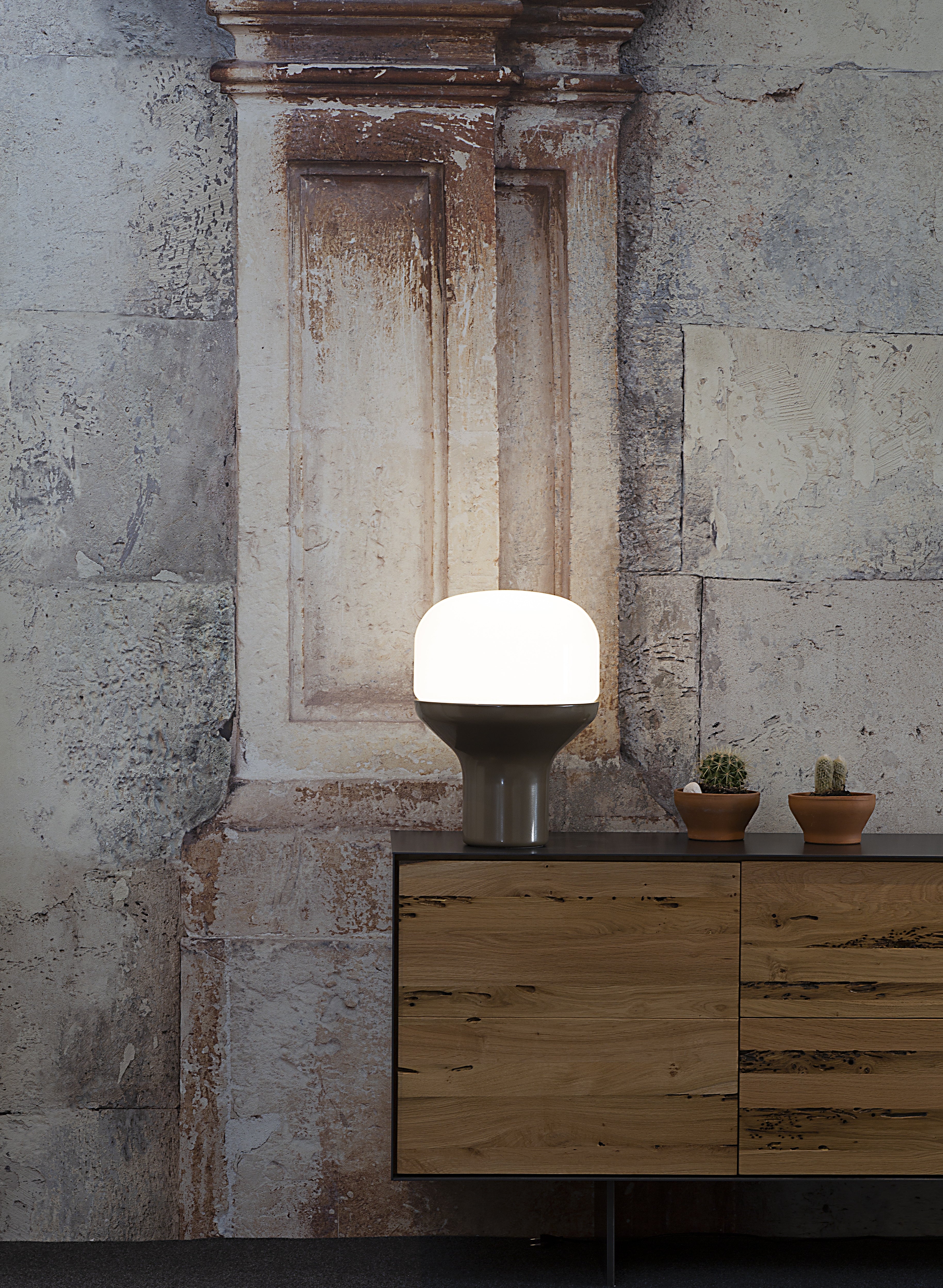 Stolní lampa DELUX s opálovým sklem a černým podstavcem