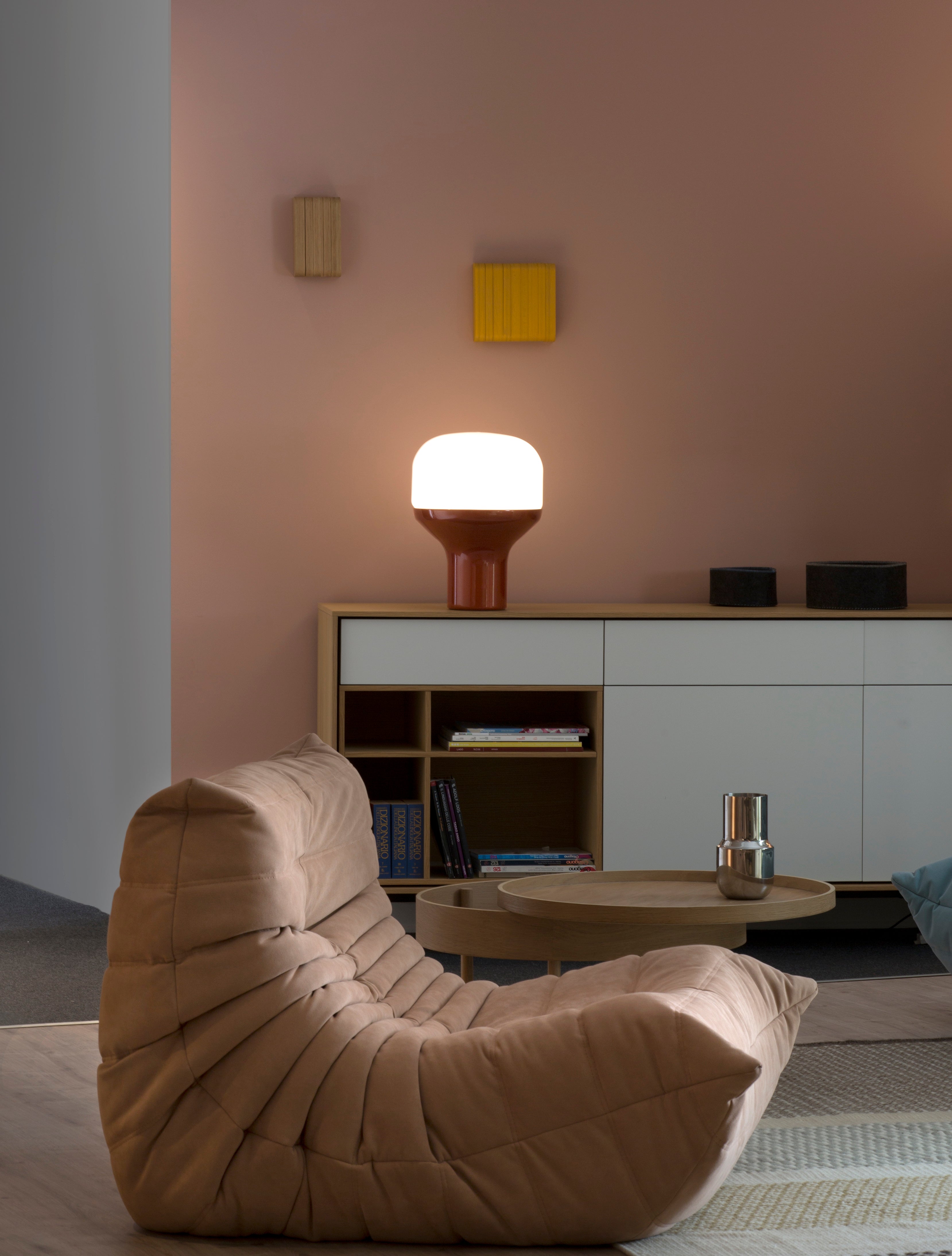 Stolní lampa DELUX s opálovým sklem a černým podstavcem