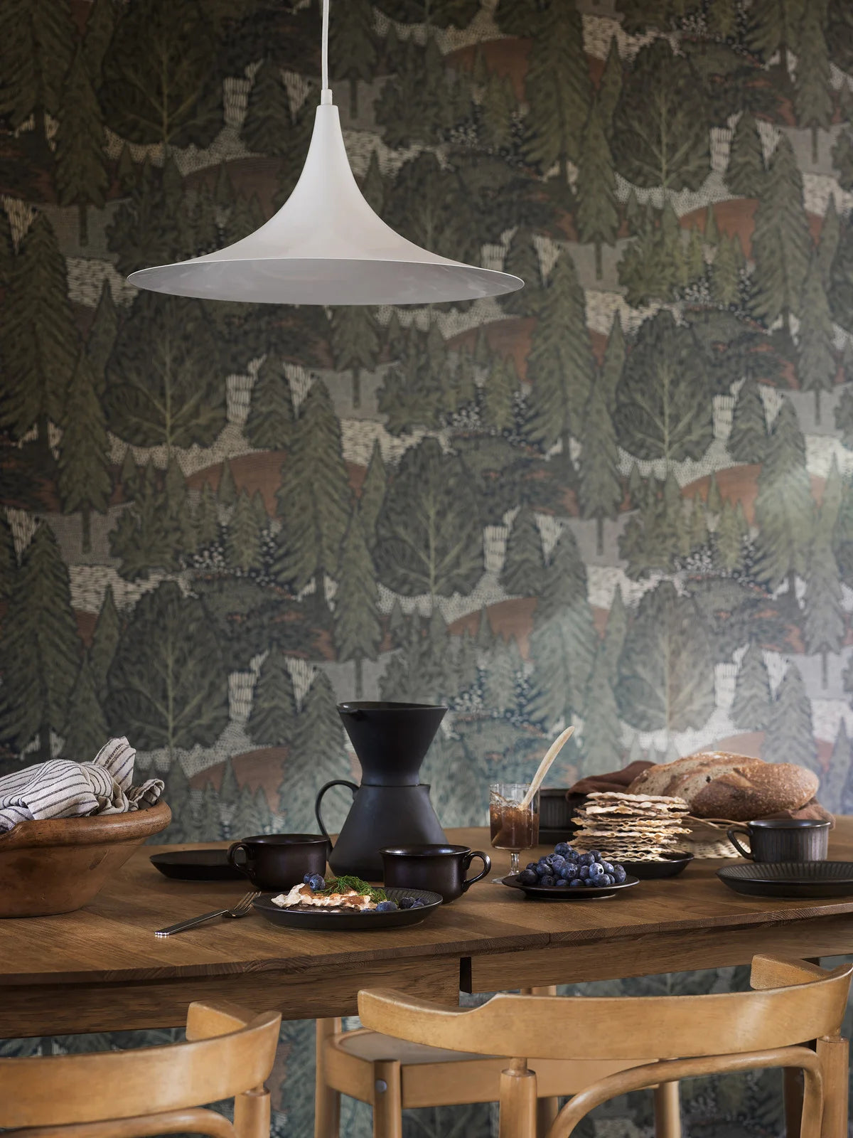 Tapeta s rostlinným motivem stromů NORTHERN FOREST zelená s hnědou