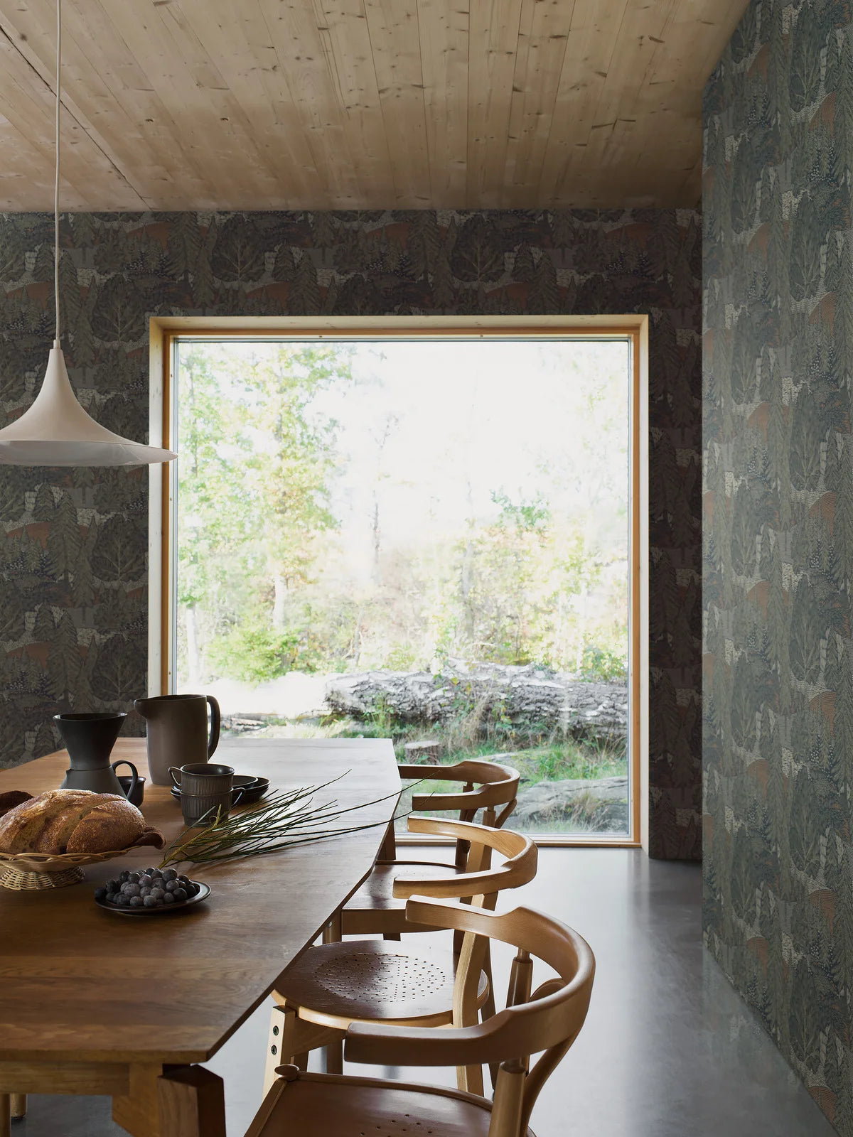 Tapeta s rostlinným motivem stromů NORTHERN FOREST zelená s hnědou