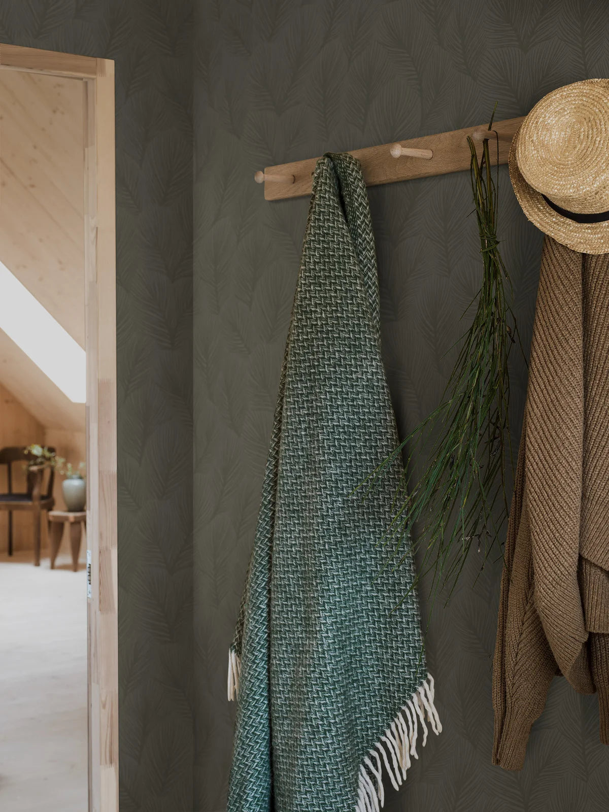 Tapeta s rostlinným motivem v tmavě zelené barvě PINE TREE