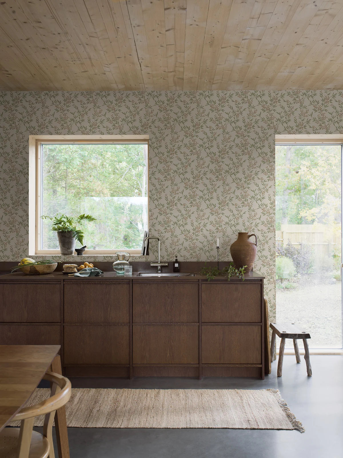 Tapeta s rostlinným motivem plodů FOREST BERRIES béžová se zelenou