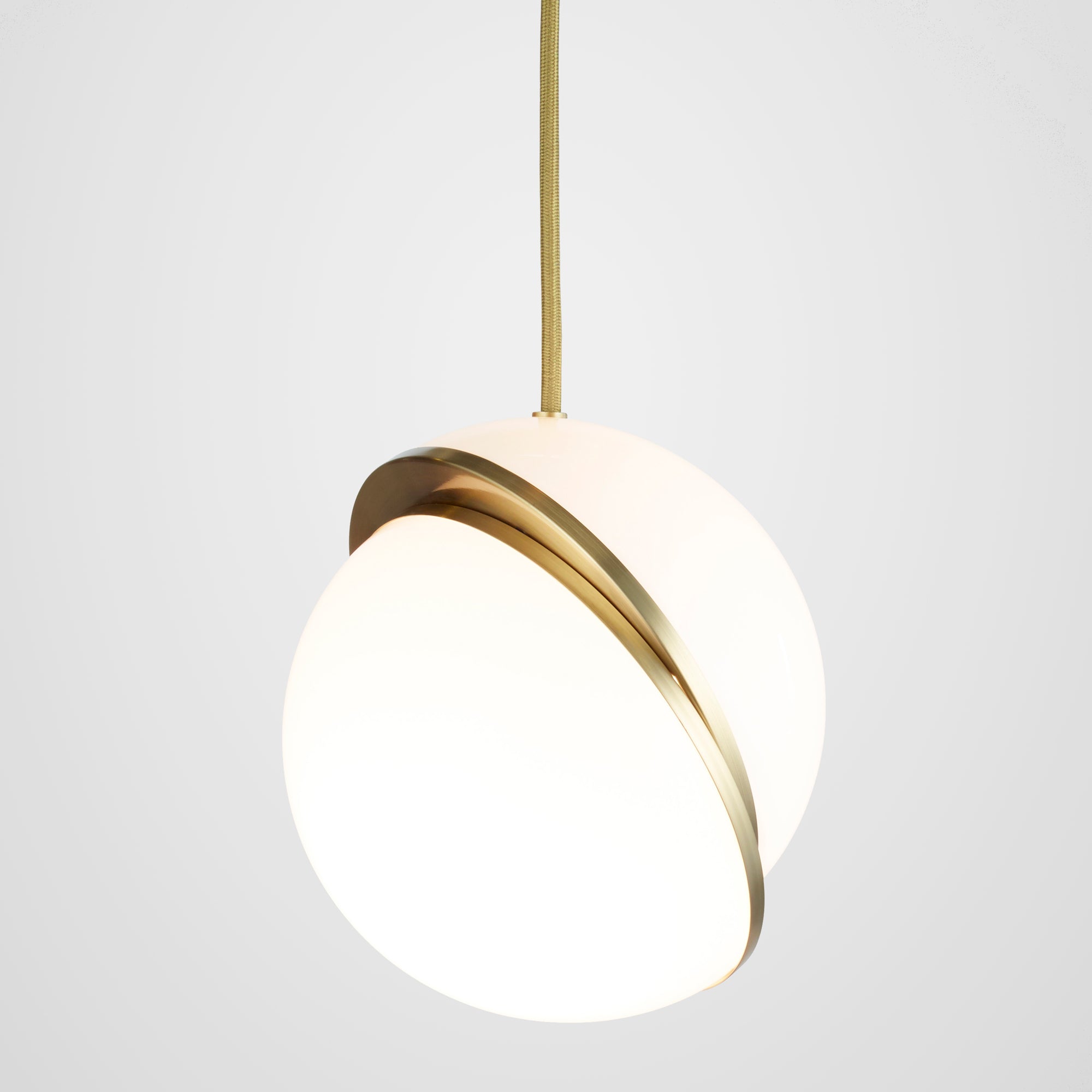 Lampa visící CRESCENT s opálovým stínidlem a mosaznými detaily