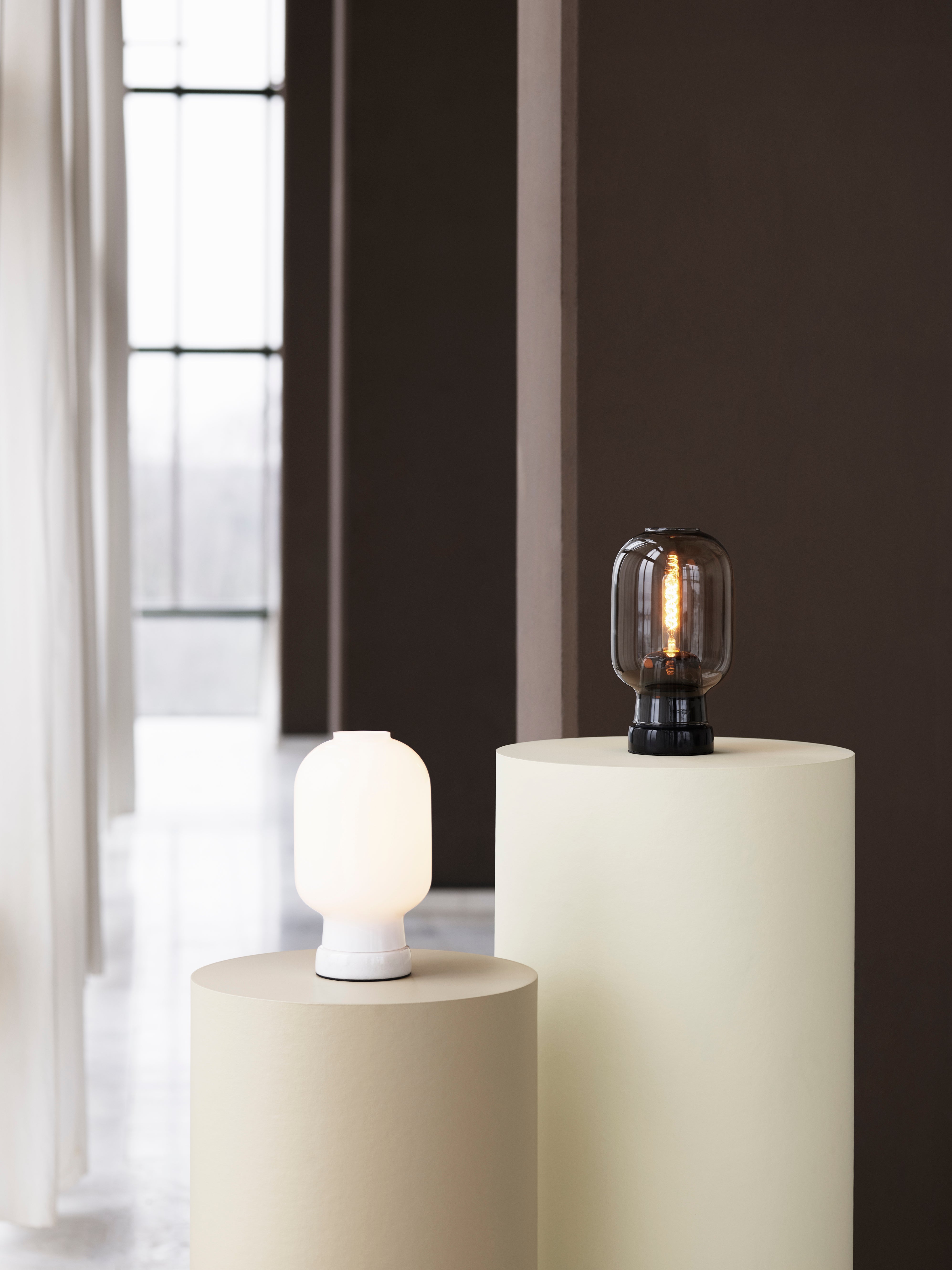 Stolní lampa AMP sklo kouřové s černým mramorem