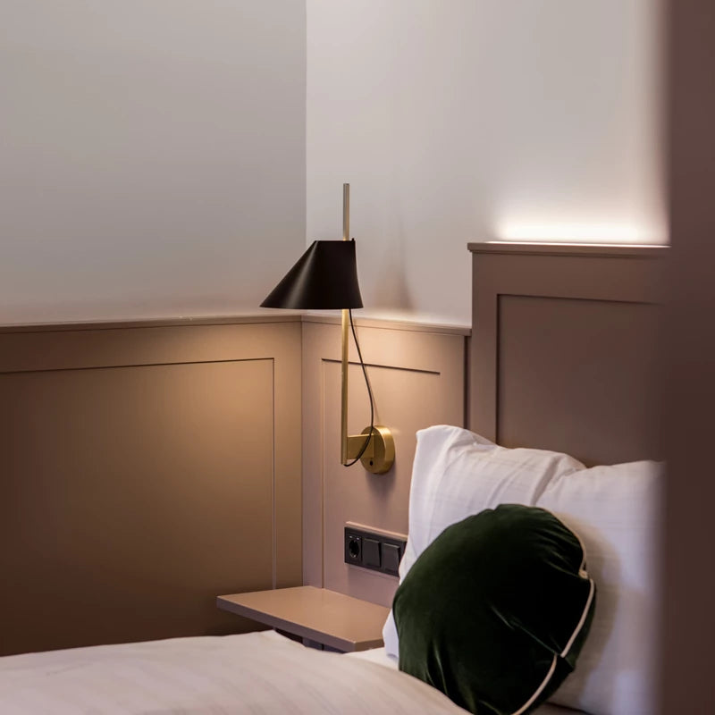 Nástěnná lampa YUH černá s mosazným podstavcem