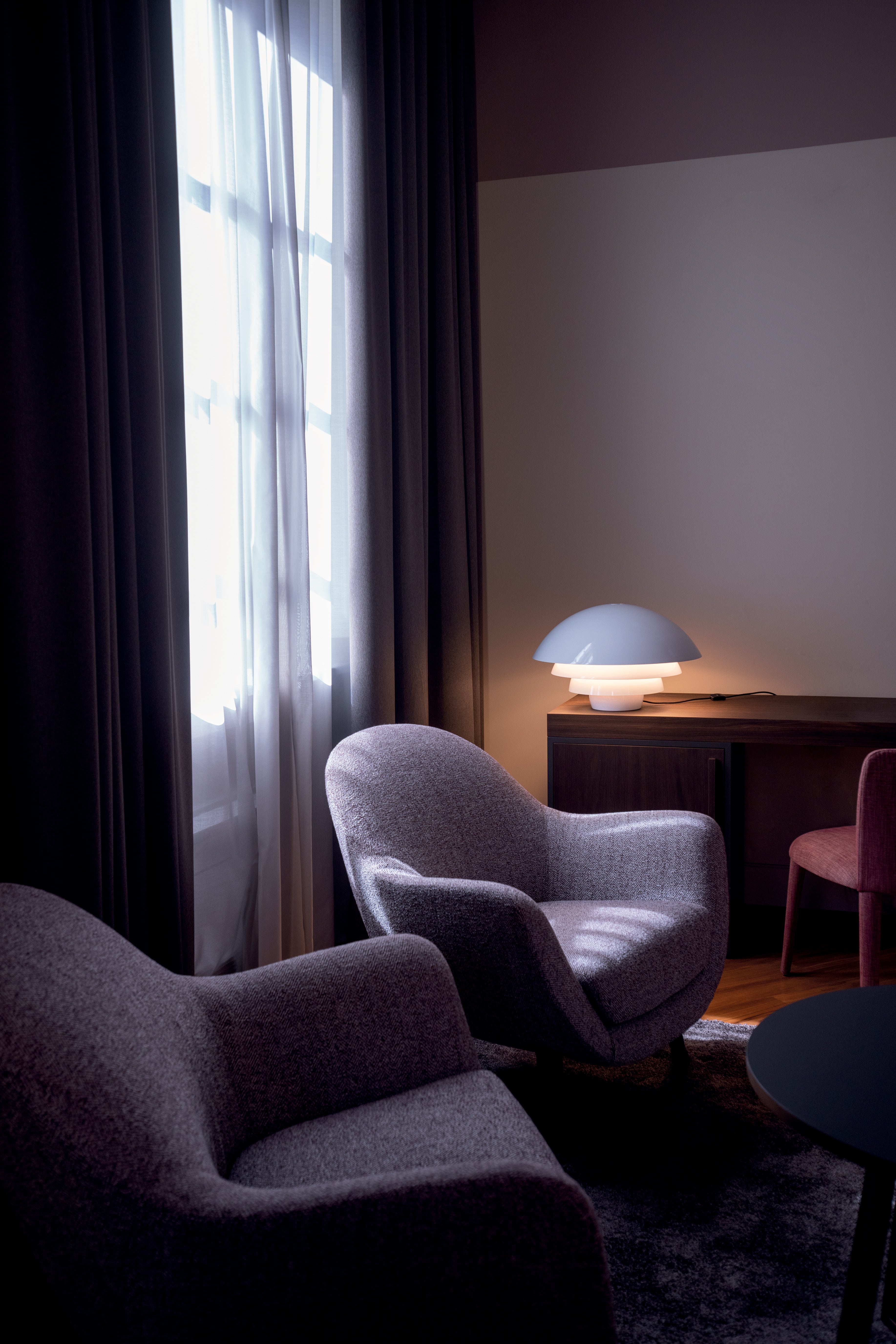 Lampa stolní VISIERE lesklá bílá