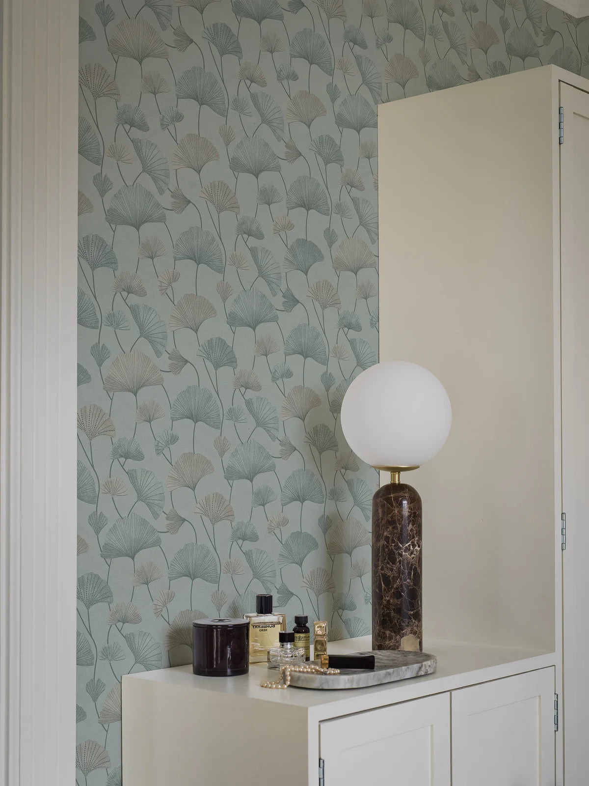 Tapeta se strukturovaným rostlinným motivem SOPHIA, tlumená zelená