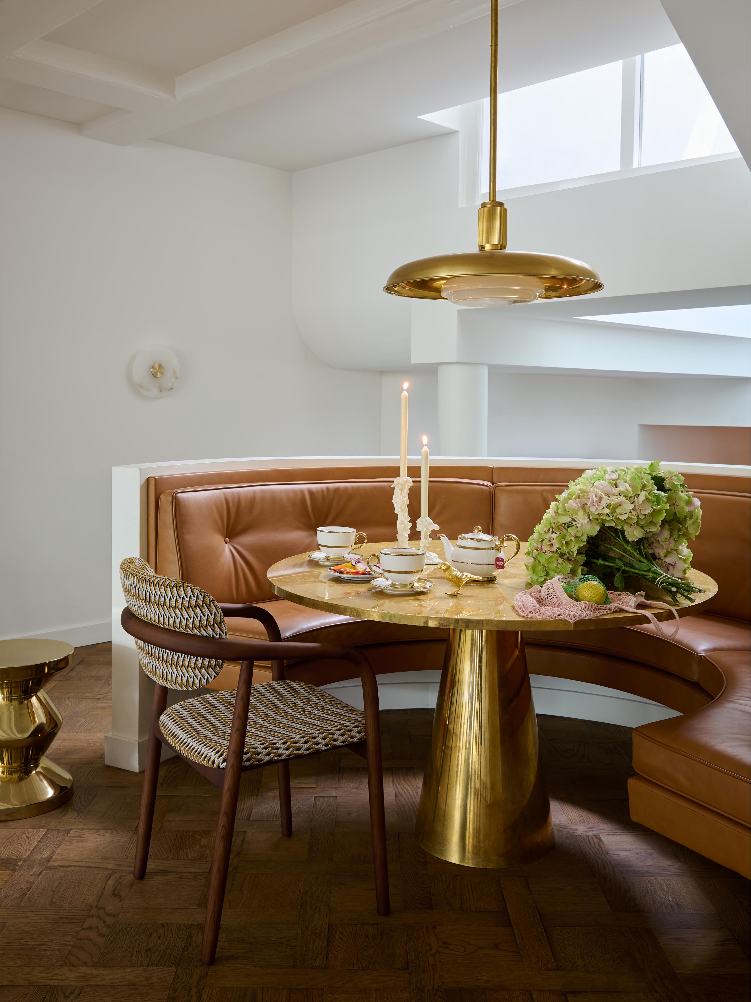 Křeslo s područkami HENRY orche v geometrickém vzoru se dřevěnou základnou