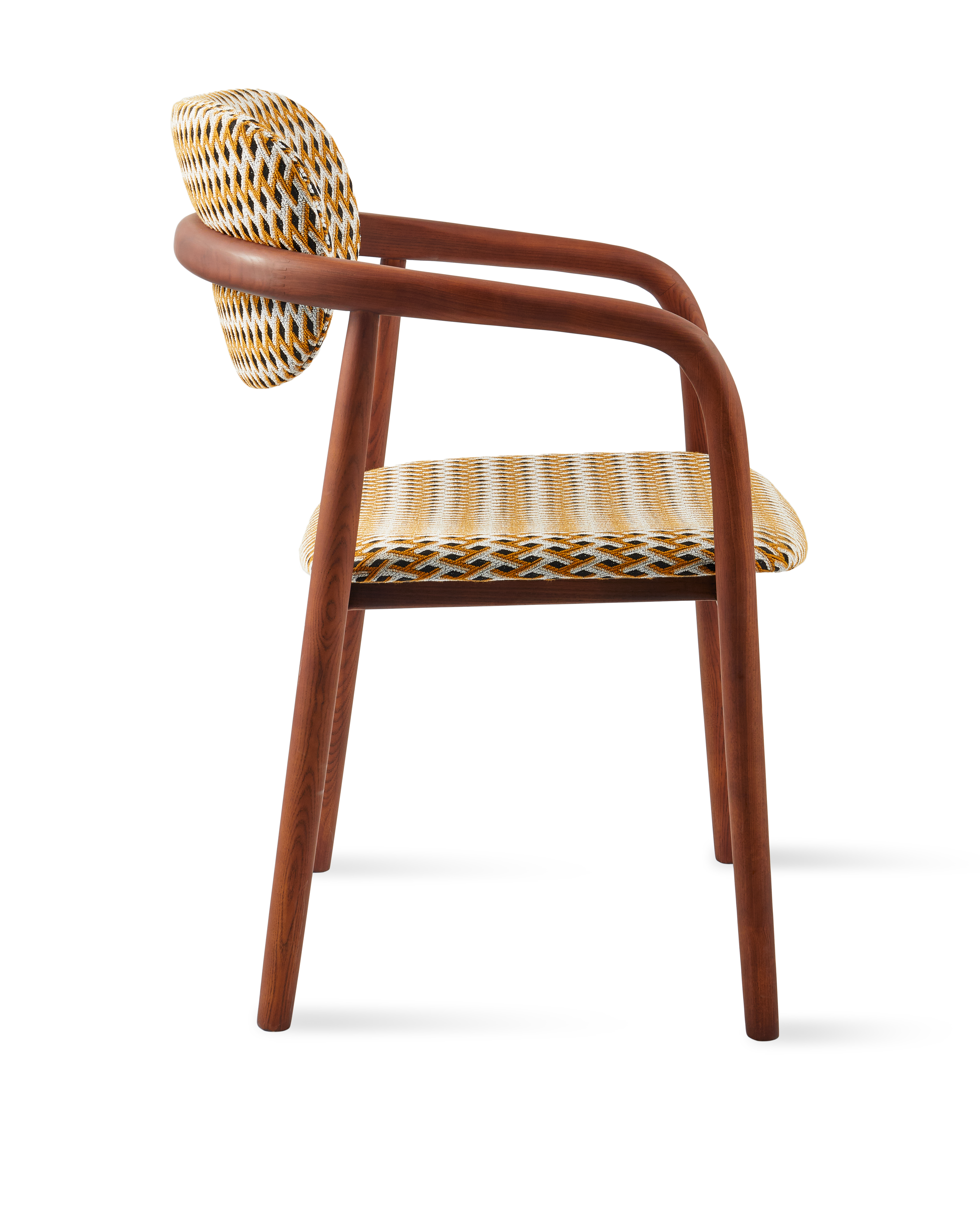 Křeslo s područkami HENRY orche v geometrickém vzoru se dřevěnou základnou