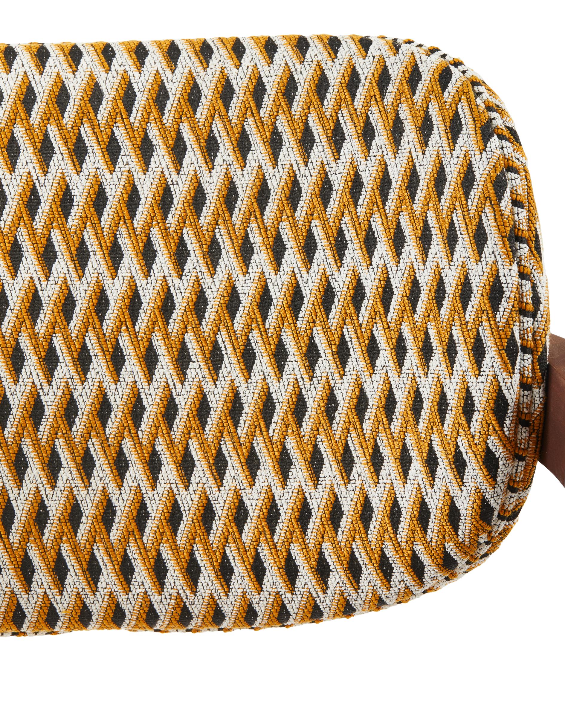 Křeslo s područkami HENRY orche v geometrickém vzoru se dřevěnou základnou