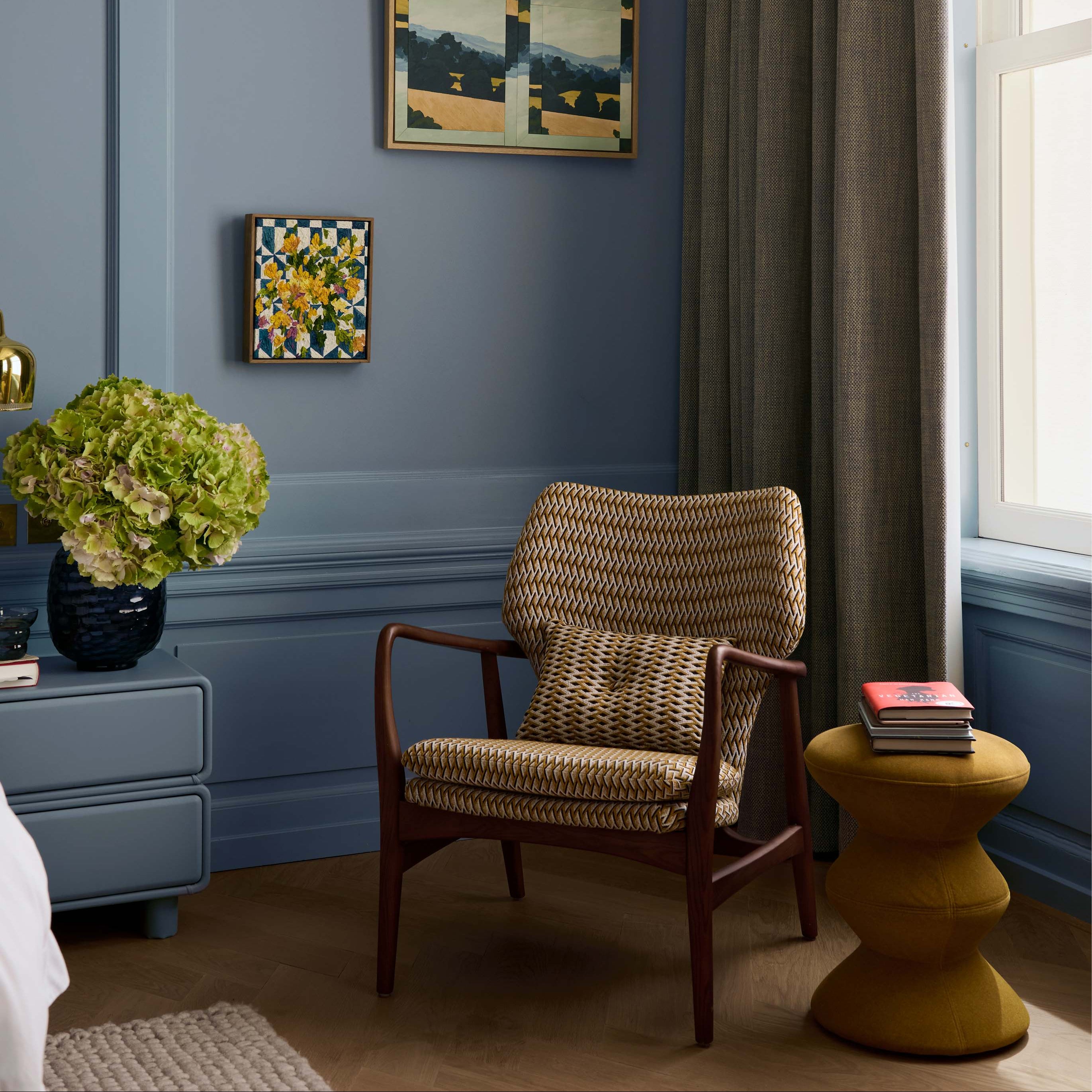 Křeslo PEGGY orche s geometrickými vzory a dřevěnou základnou