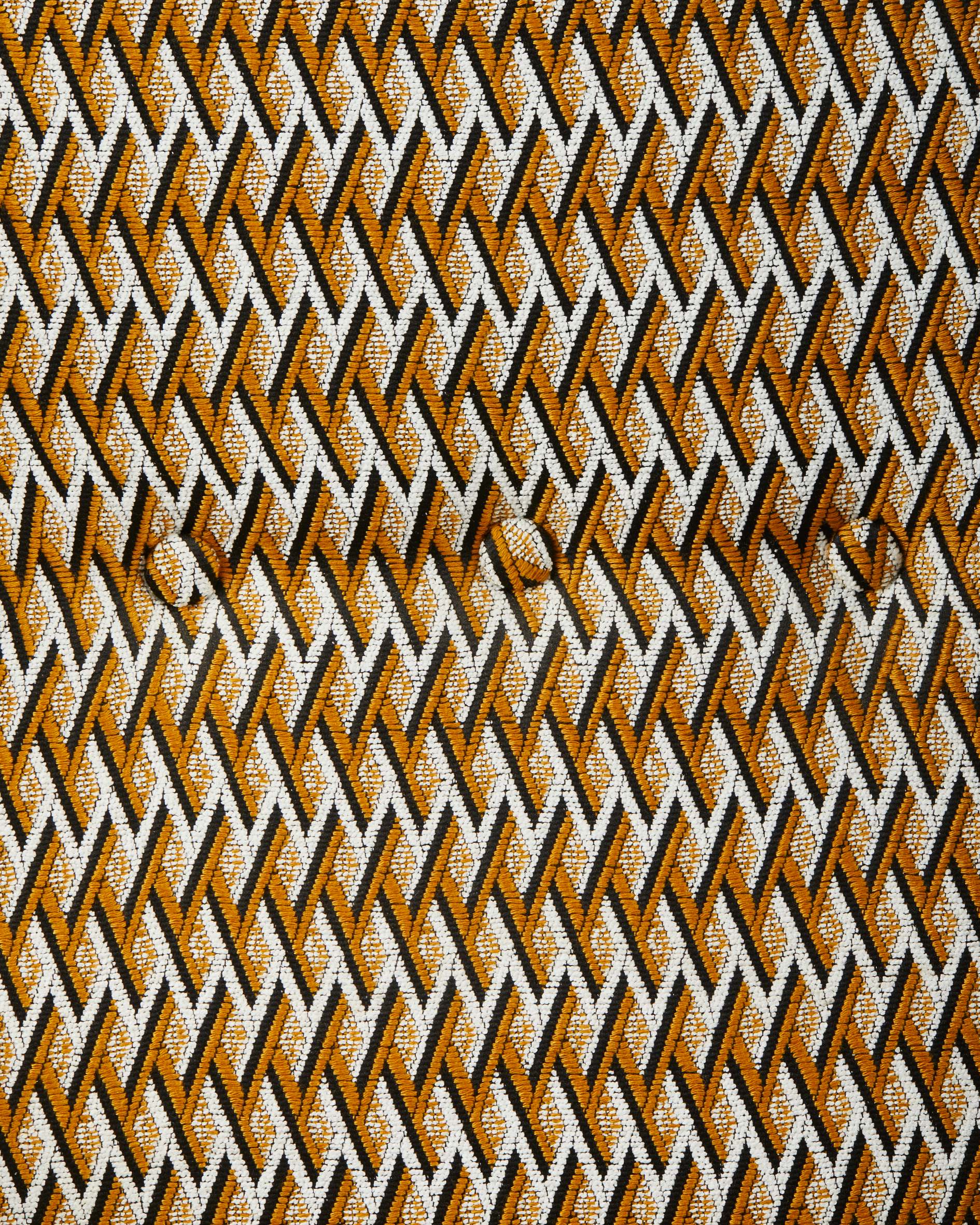 Křeslo PEGGY orche s geometrickými vzory a dřevěnou základnou