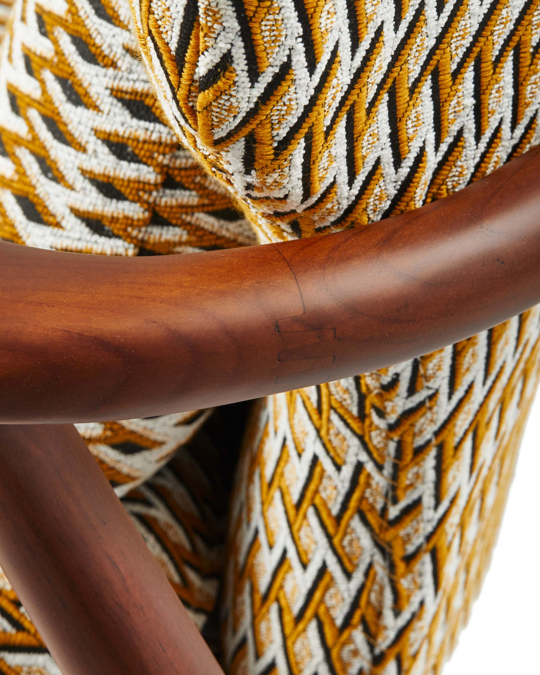 Křeslo PEGGY orche s geometrickými vzory a dřevěnou základnou