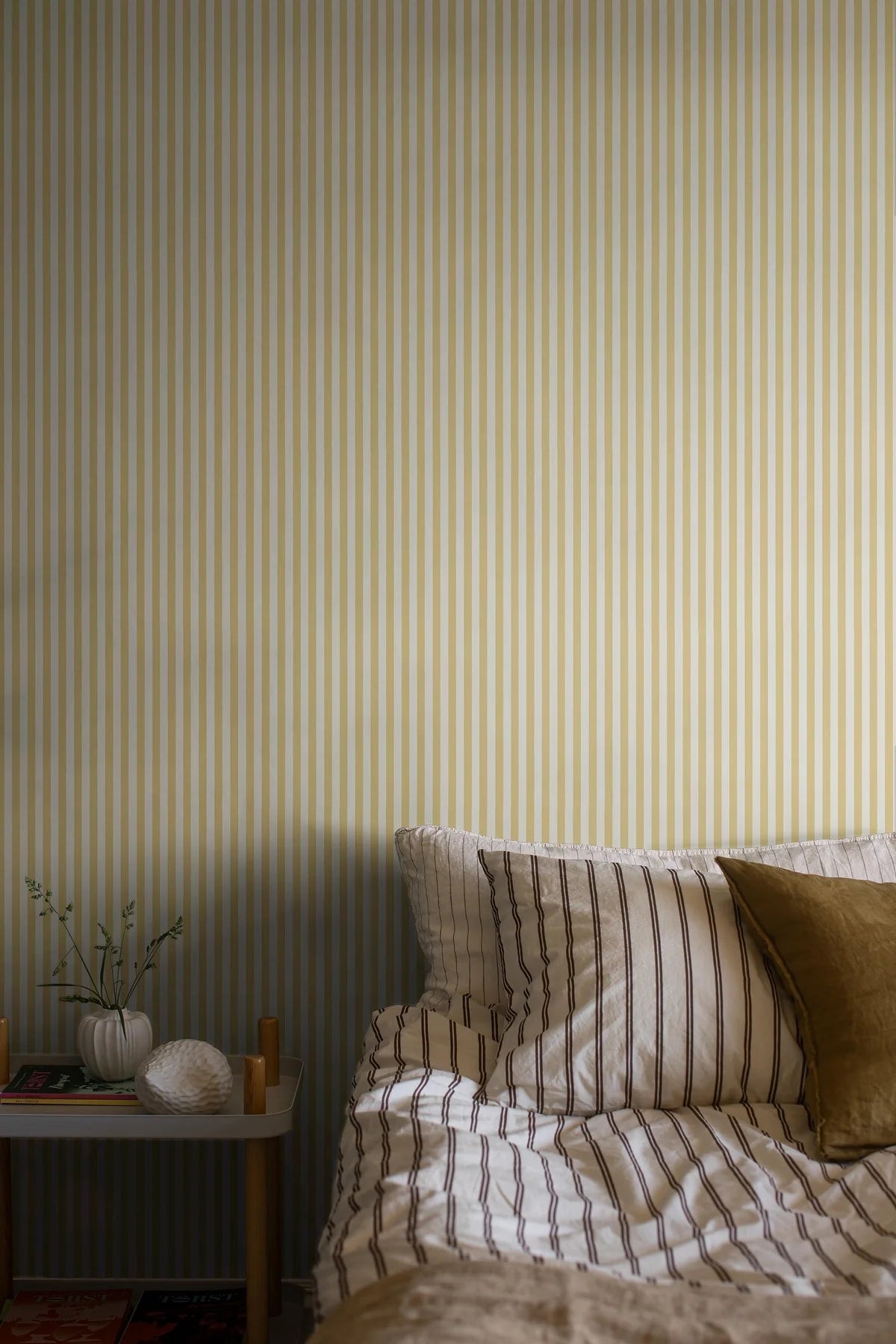 Tapeta s pruhovaným vzorem MÖLLE STRIPE žlutá s bílou