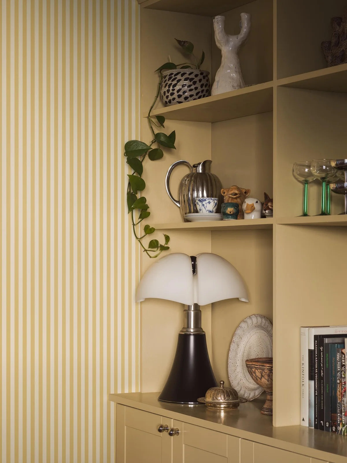 Tapeta s pruhovaným vzorem MÖLLE STRIPE žlutá s bílou