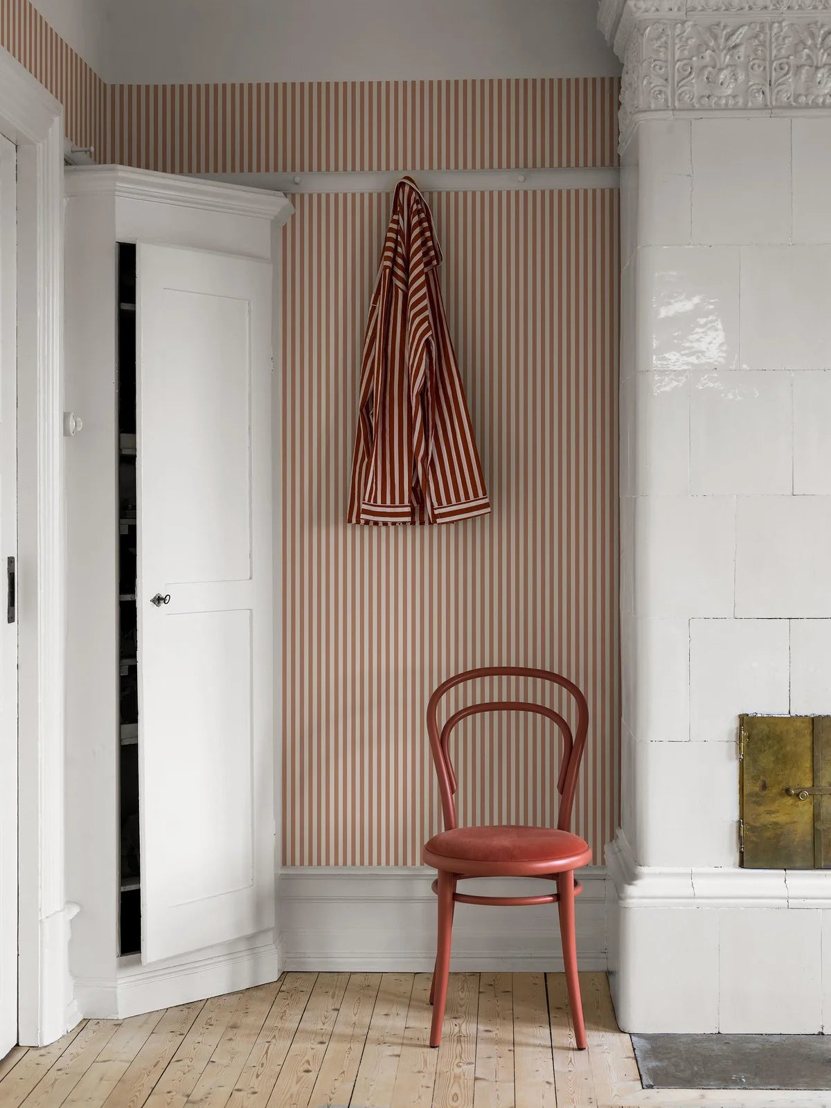Tapeta s pruhovaným vzorem MÖLLE STRIPE červená s béžovou