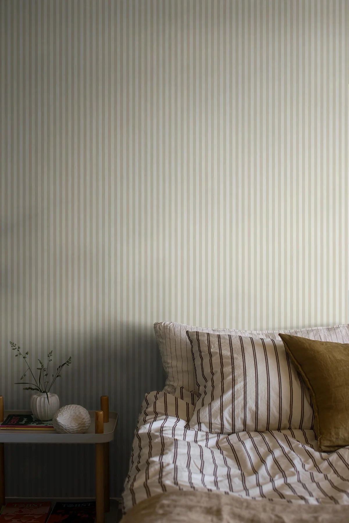 Tapeta s pruhy MÖLLE STRIPE béžová s bílou