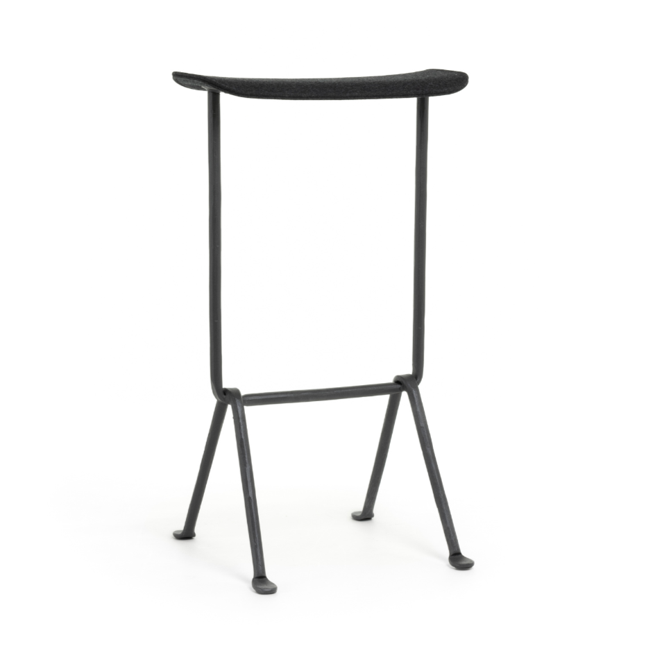 Barový stůl OFFICINA s antracitovou základnou a černým sedadlem