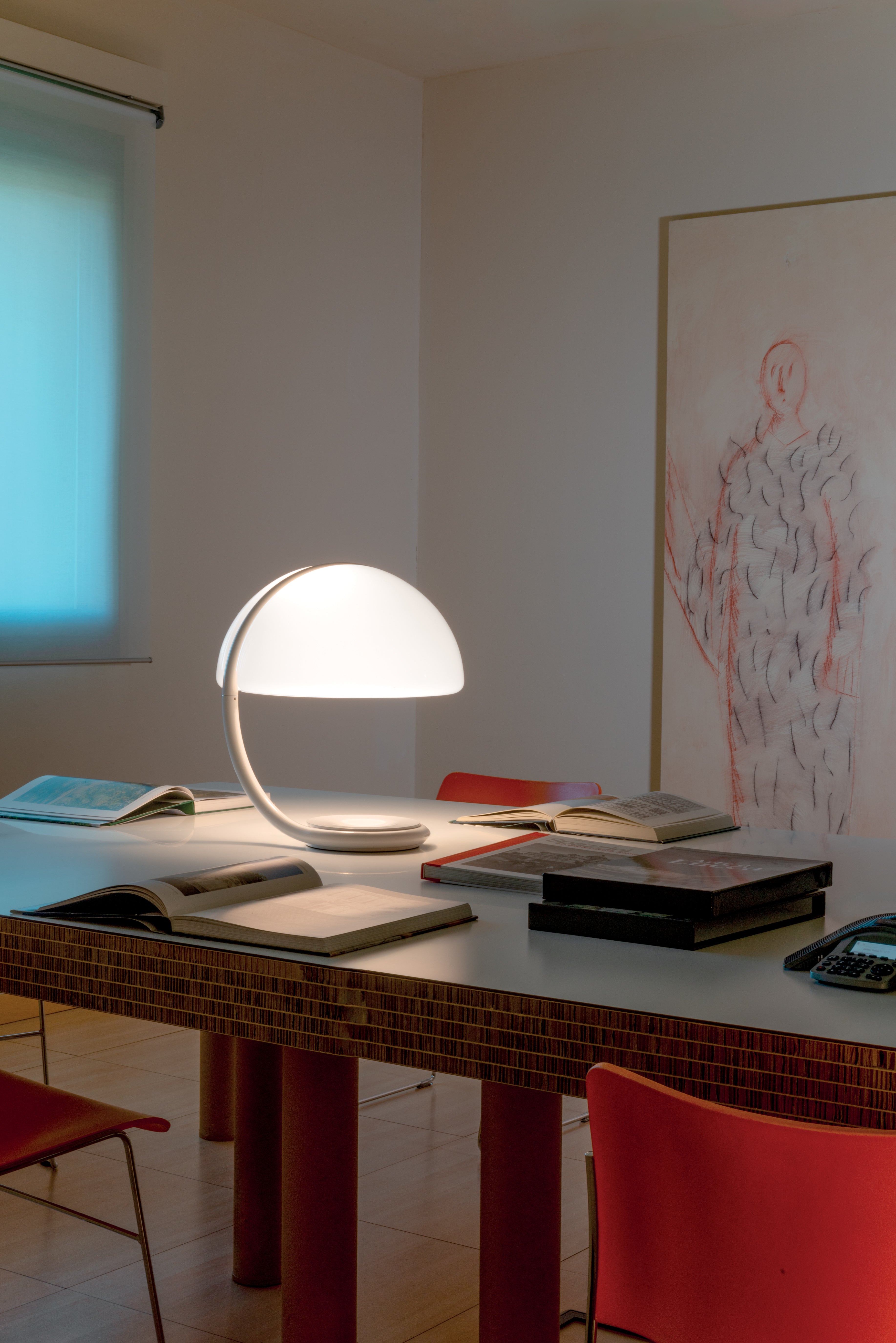 Stolní lampa SERPENTE s opálovým stínidlem a hnědým podstavcem