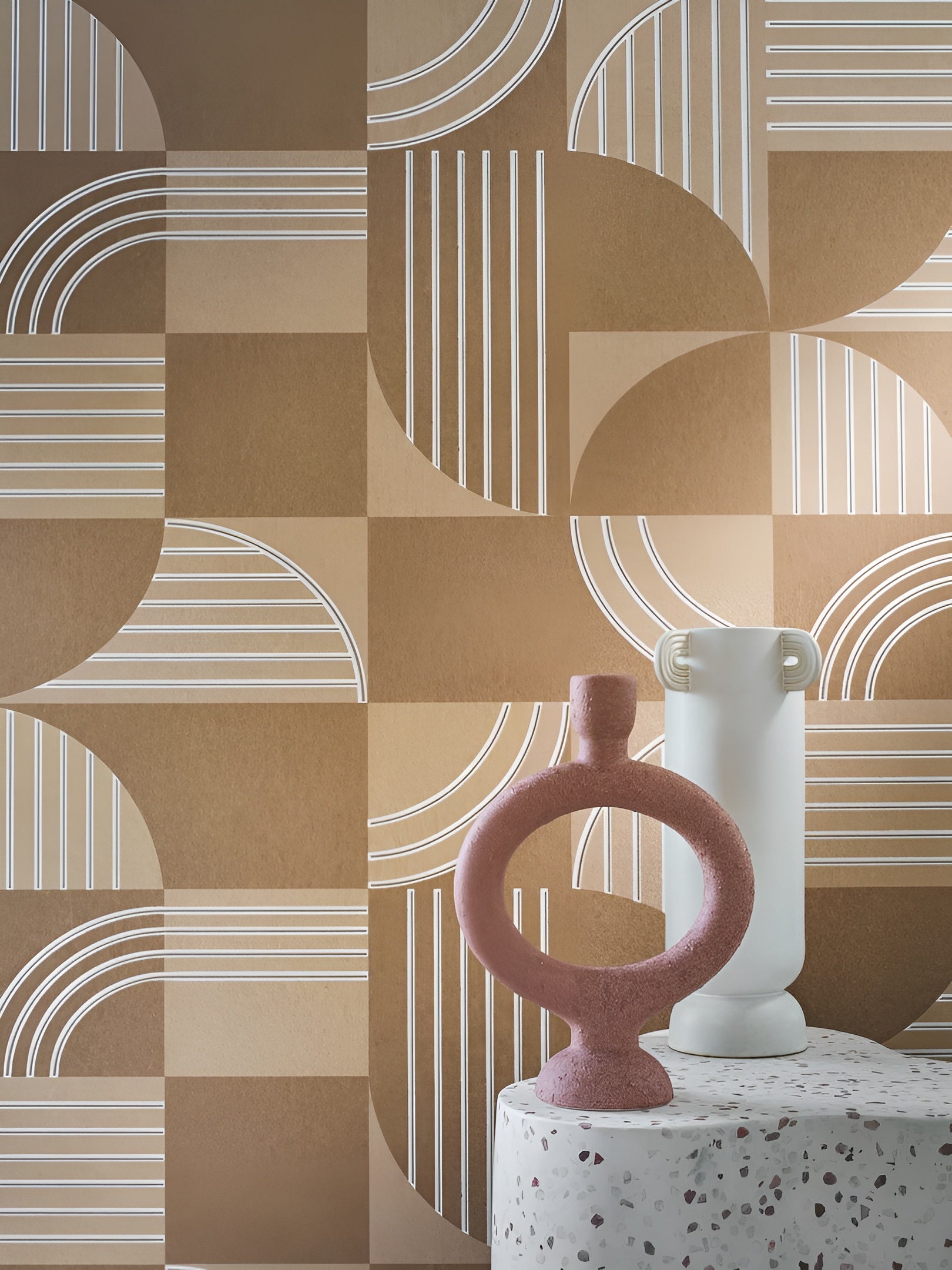 Non-woven wallpaper with a geometric pattern ANNÉES 30 - MORDORÉ caramel brown