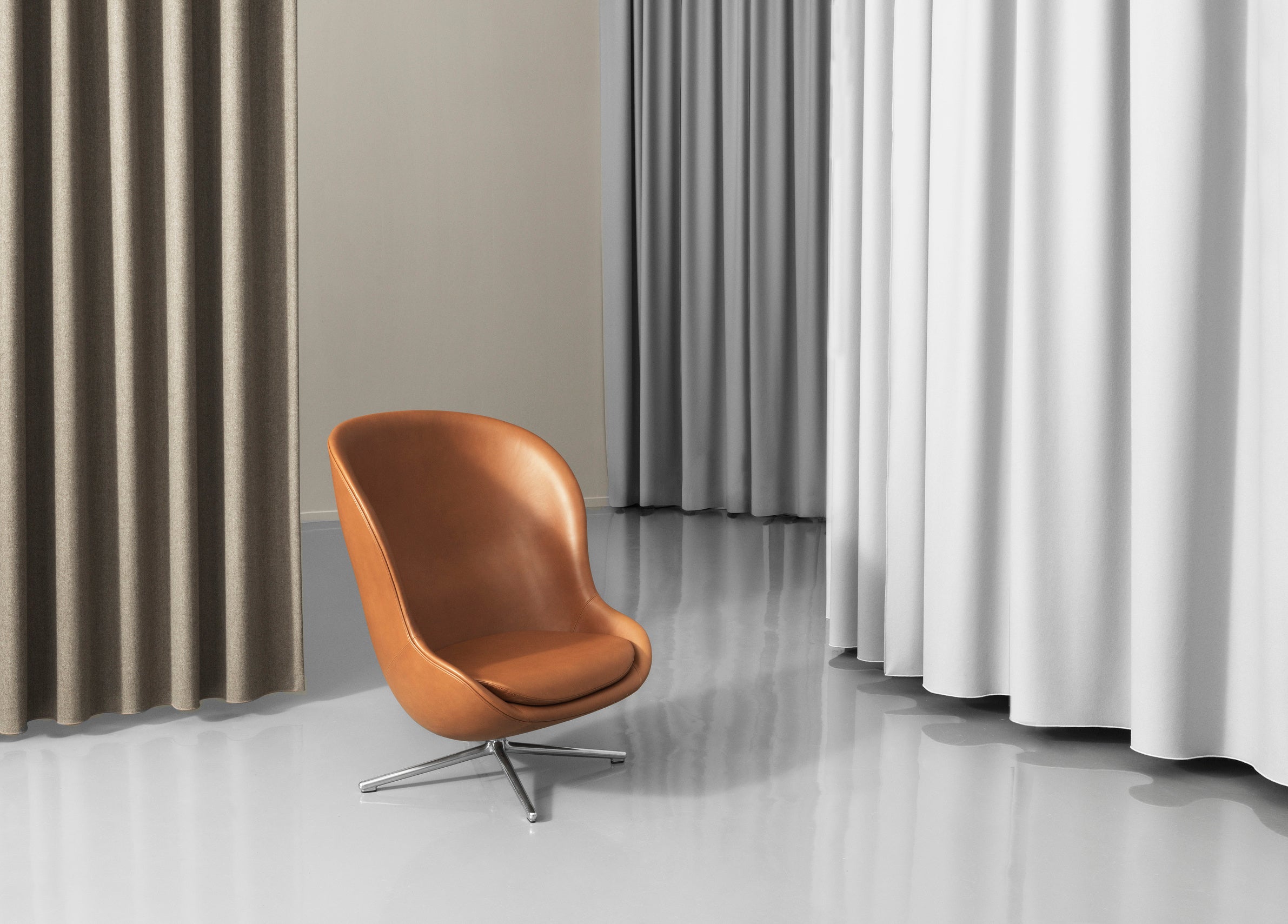 HYG HIGH armchair with an aluminum adjustable base