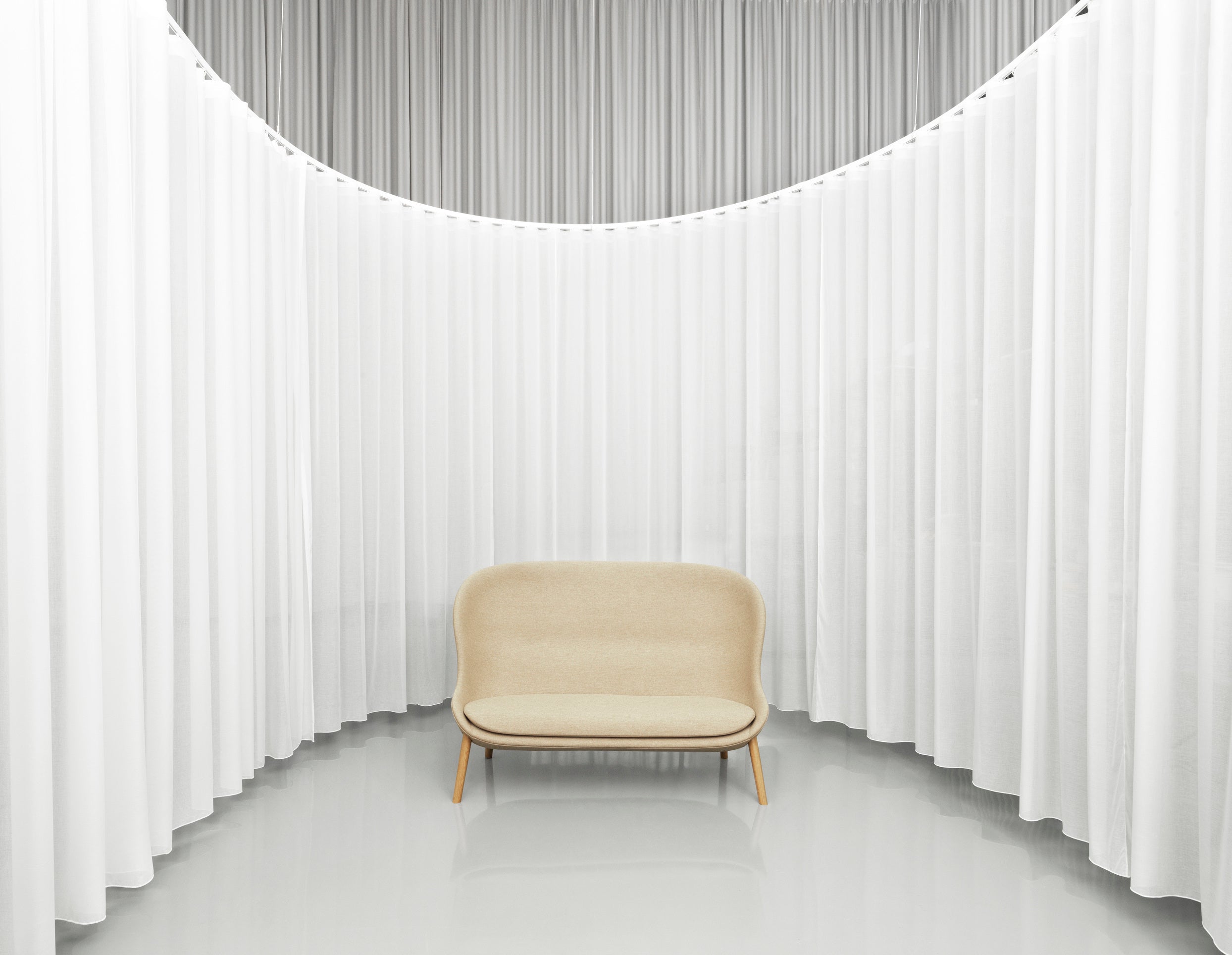 Pohovka čalouněná HYG s černým dubovým podstavcem