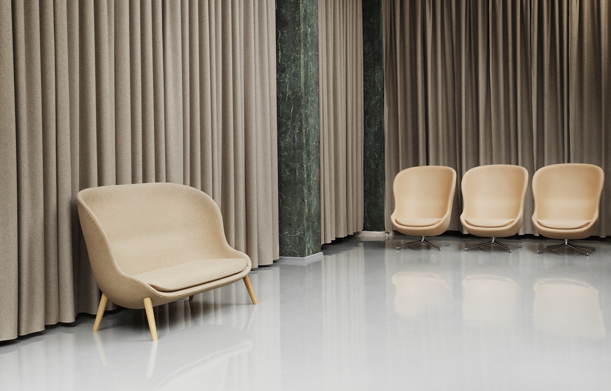 Pohovka čalouněná HYG s černým dubovým podstavcem