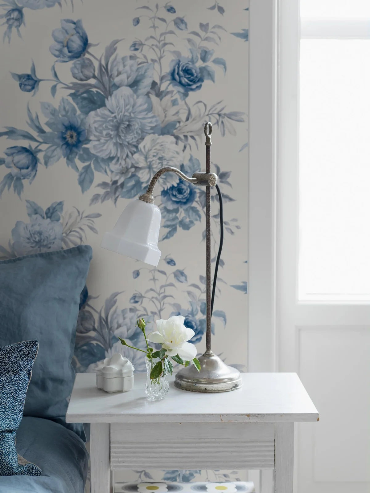 Papírová flizelinová tapeta s rostlinným vzorem FLORAL CHARM teplá bílá s modrou