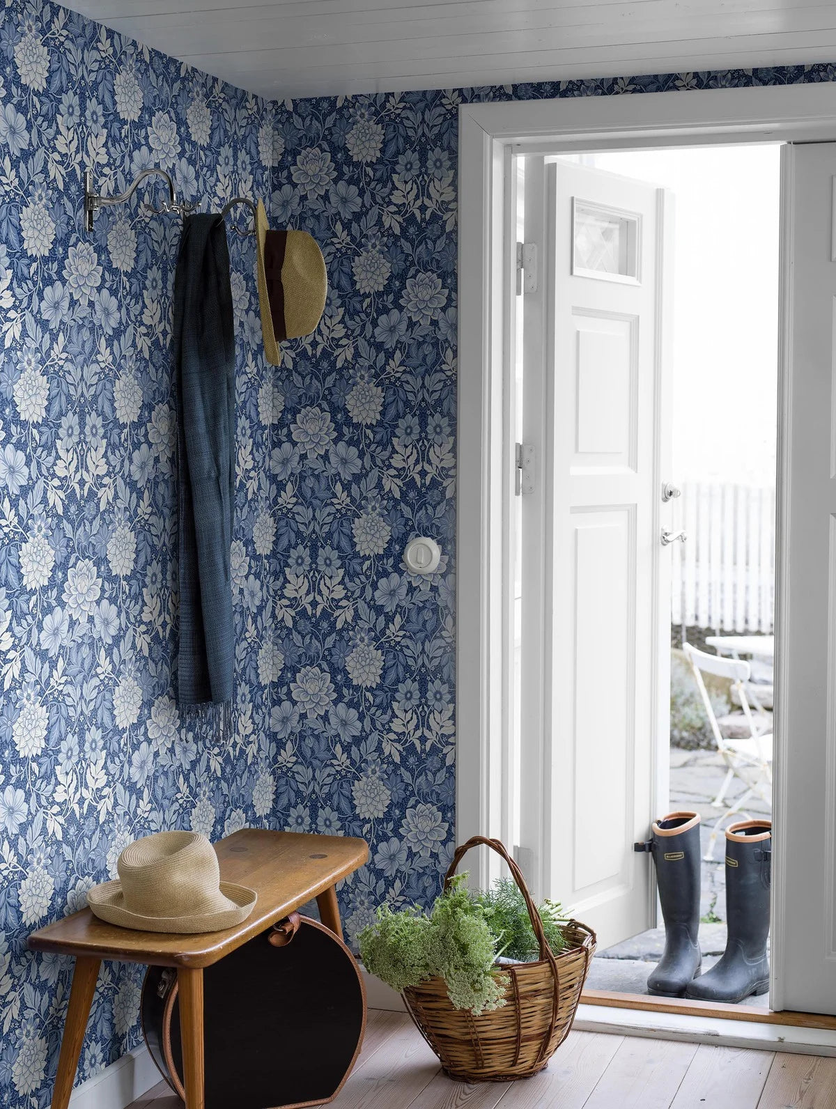 Papírová flizelinová tapeta s rostlinným vzorem DAHLIA GARDEN modrá s bílou