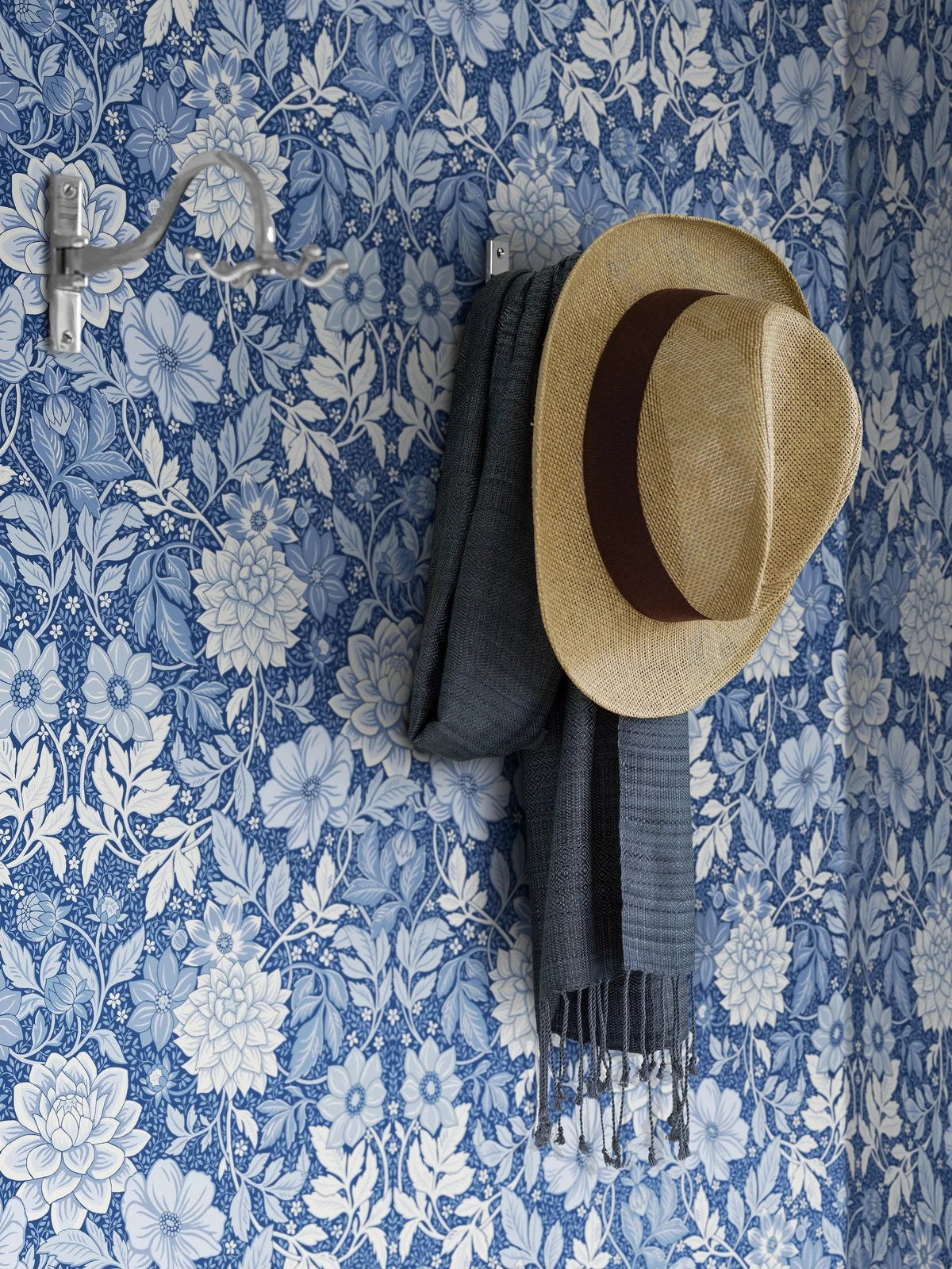 Papírová flizelinová tapeta s rostlinným vzorem DAHLIA GARDEN modrá s bílou