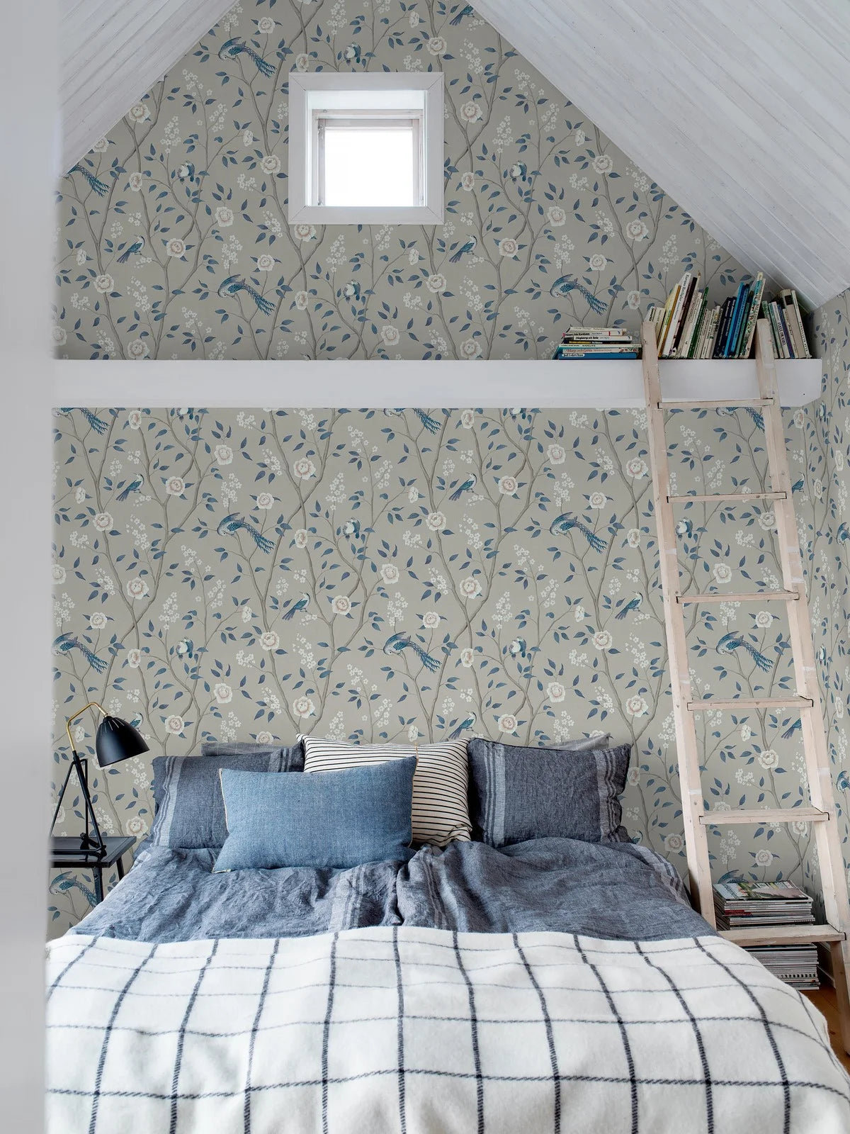 Papírová flizelinová tapeta s rostlinným vzorem RÁJOVÉ PTÁKY tmavě béžová s modrou