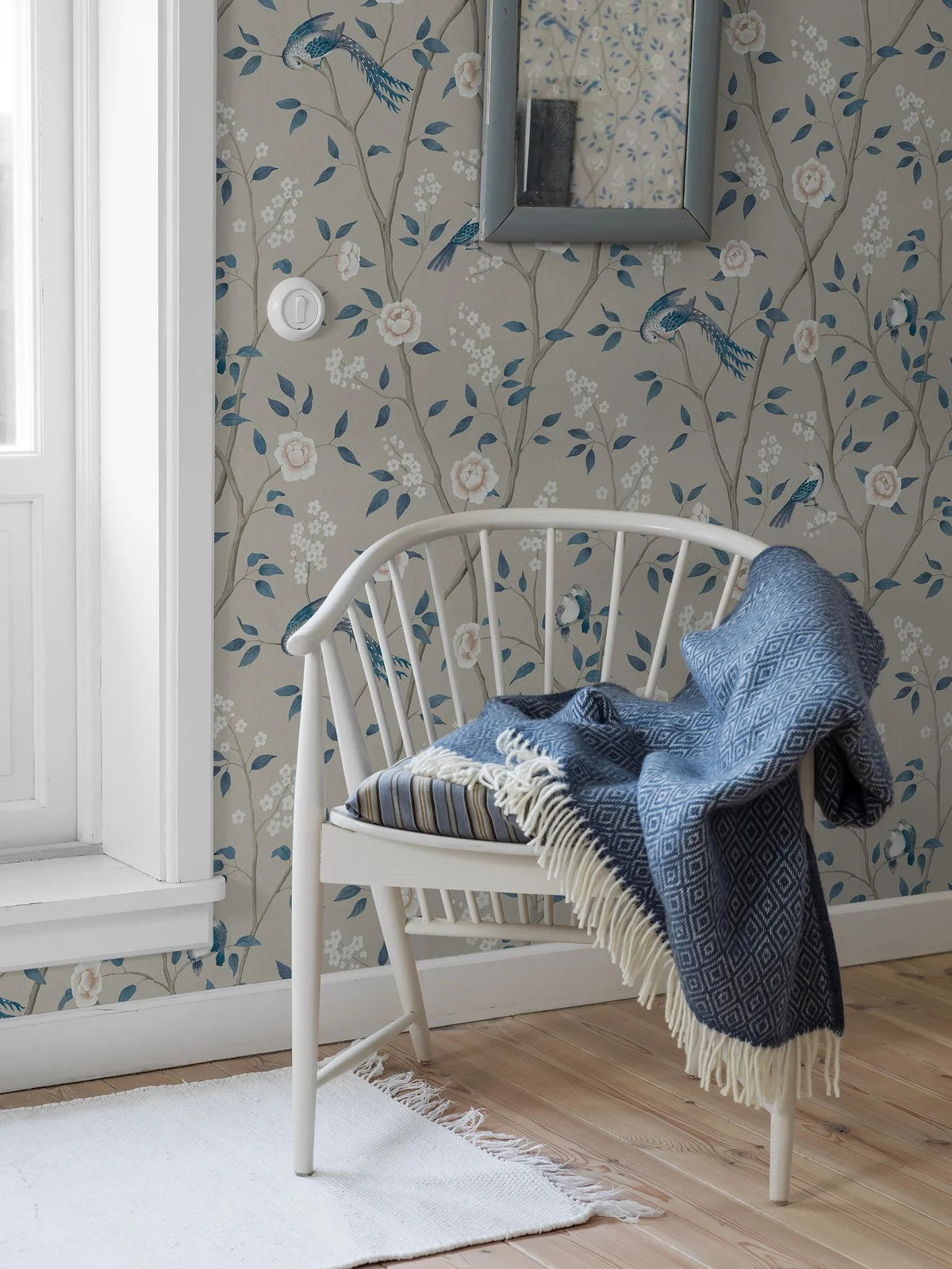 Papírová flizelinová tapeta s rostlinným vzorem RÁJOVÉ PTÁKY tmavě béžová s modrou