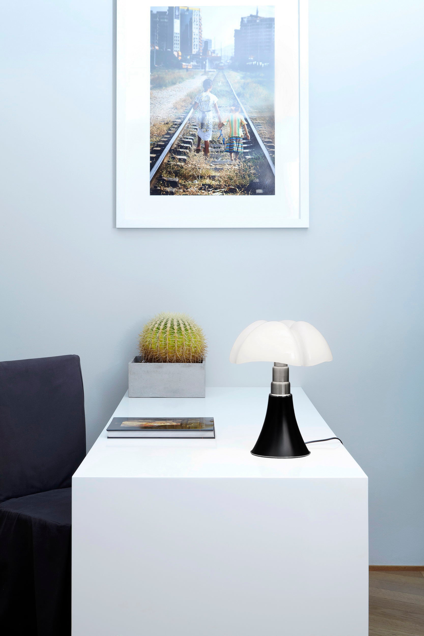 Stolní lampa MINIPIPISTRELLO s opálovým stínidlem a hnědým podstavcem