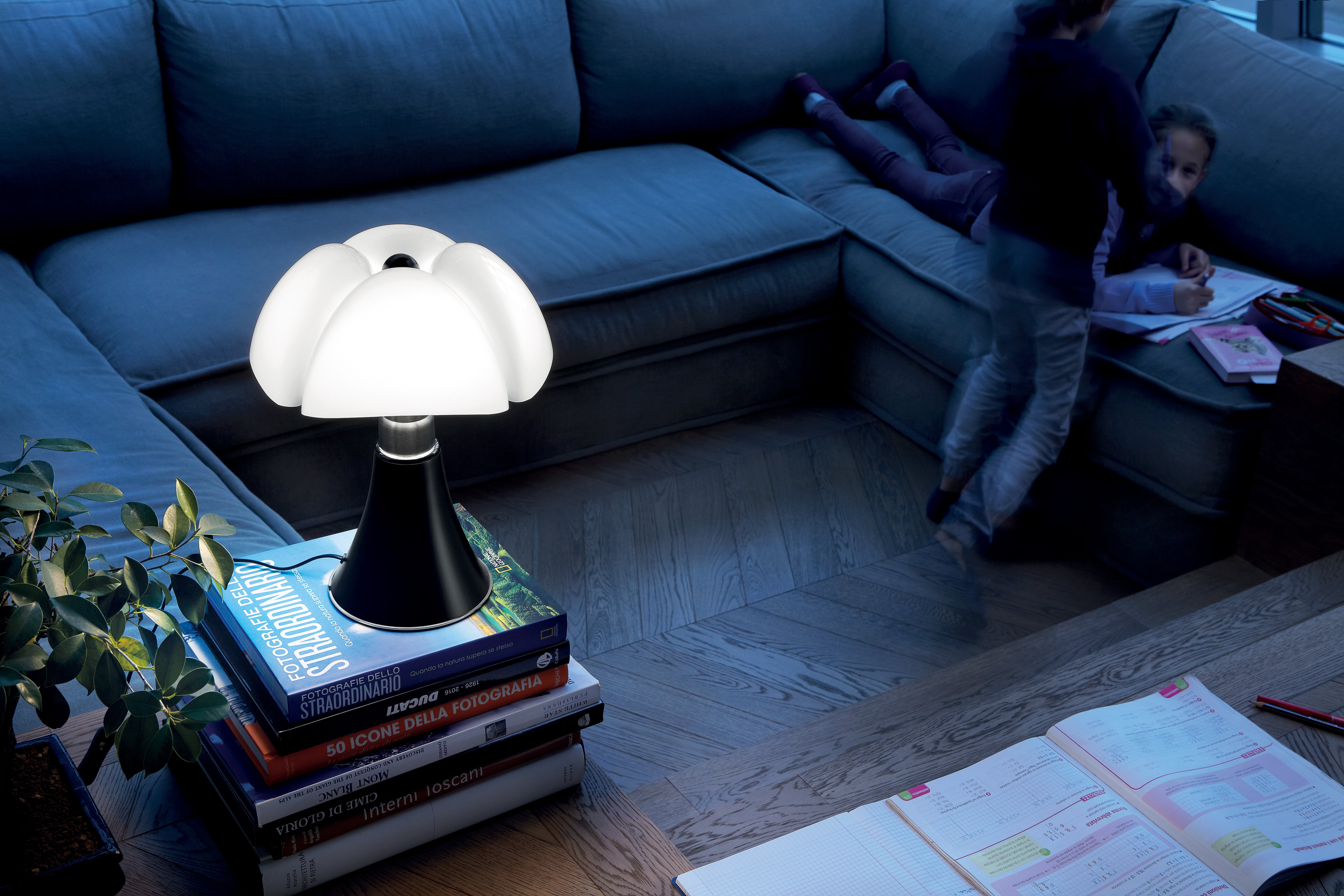 Stolní lampa MINIPIPISTRELLO s opálovým stínidlem a černým podstavcem