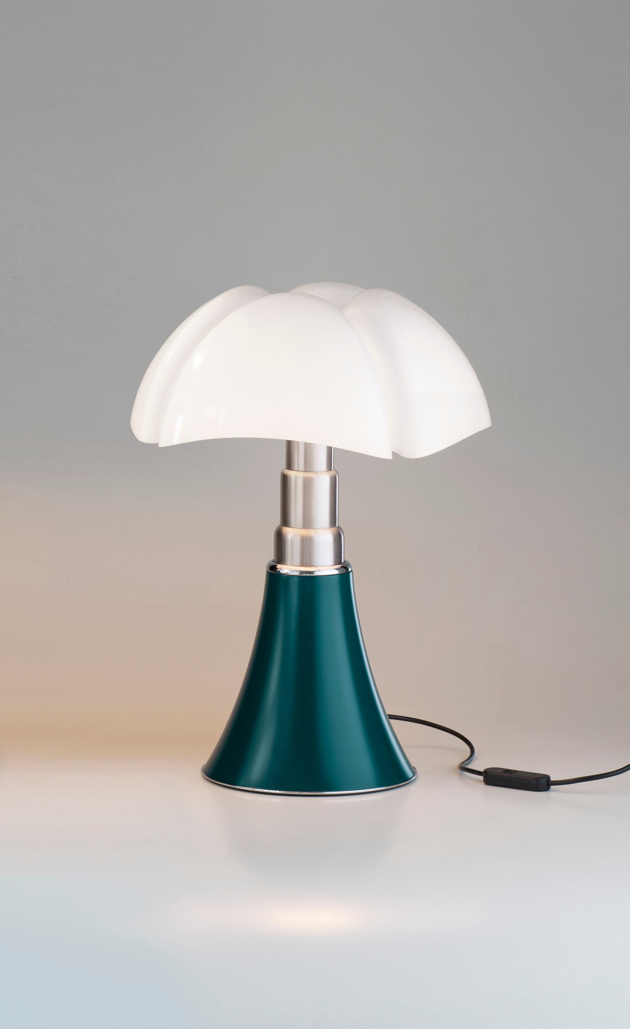 Stolní lampa MINIPIPISTRELLO s opálovým stínidlem a tmavě zeleným podstavcem