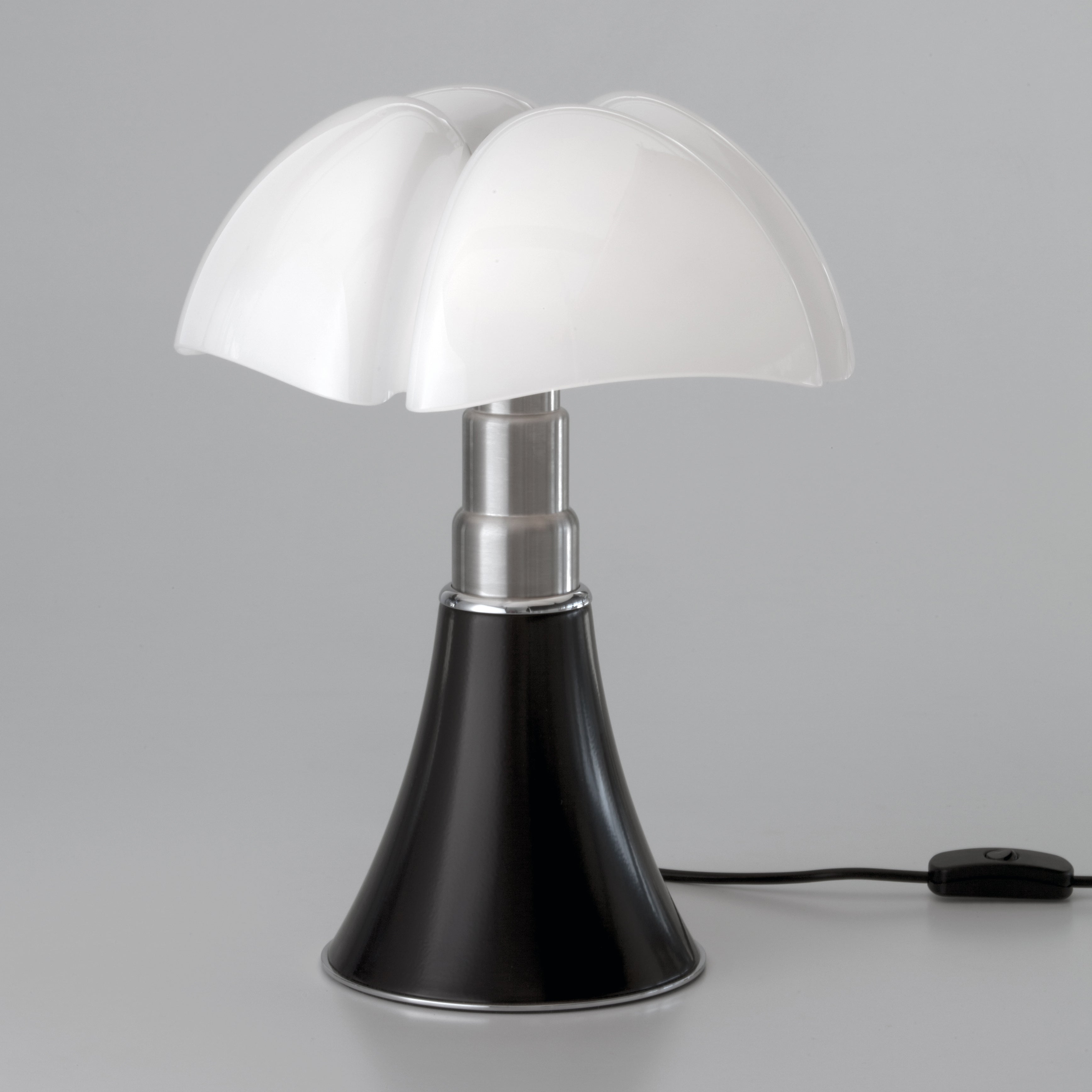 Stolní lampa MINIPIPISTRELLO s opálovým stínidlem a černým podstavcem