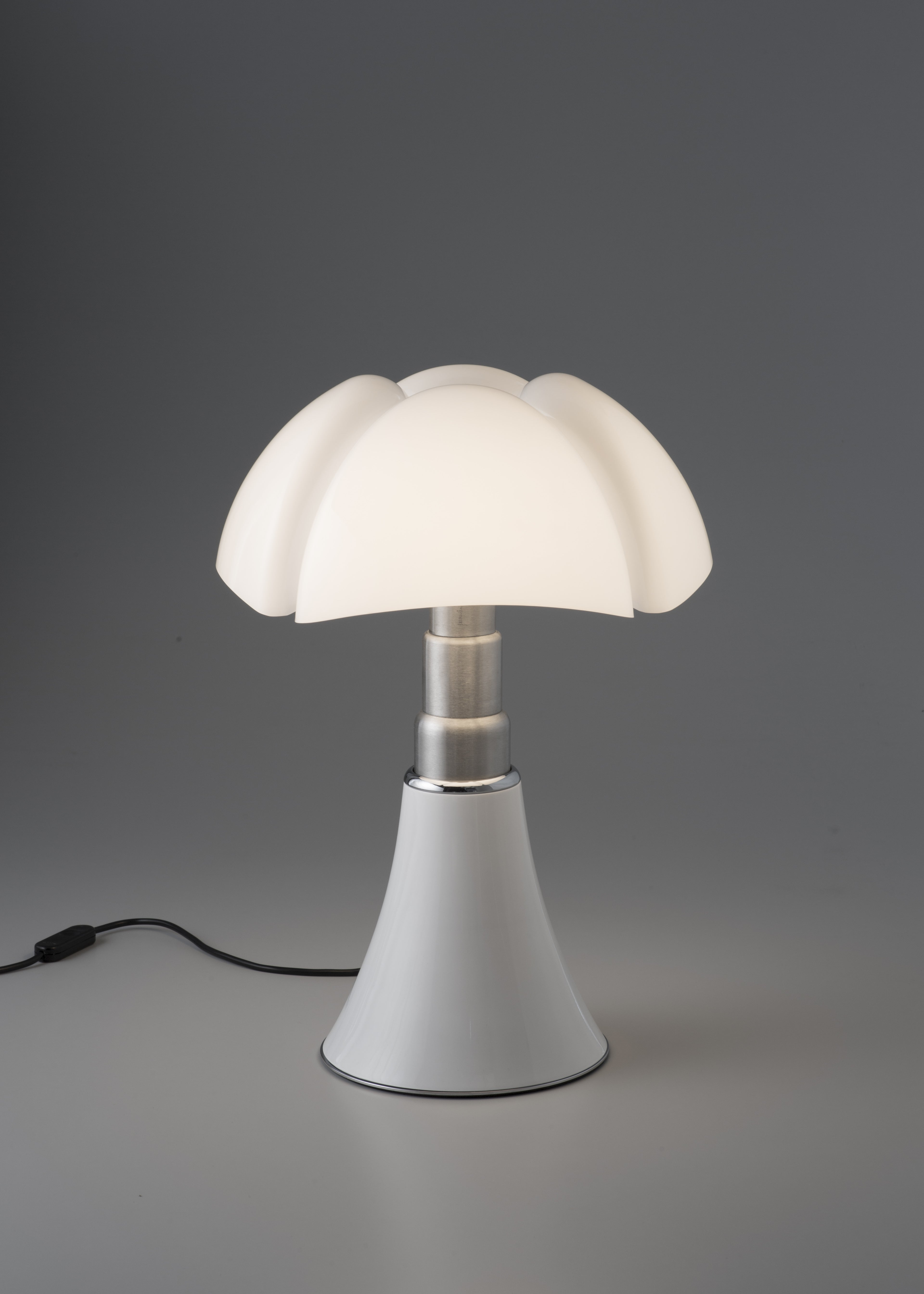 Stolní lampa PIPISTRELLO MEDIUM s opálovým stínidlem a bílým podstavcem
