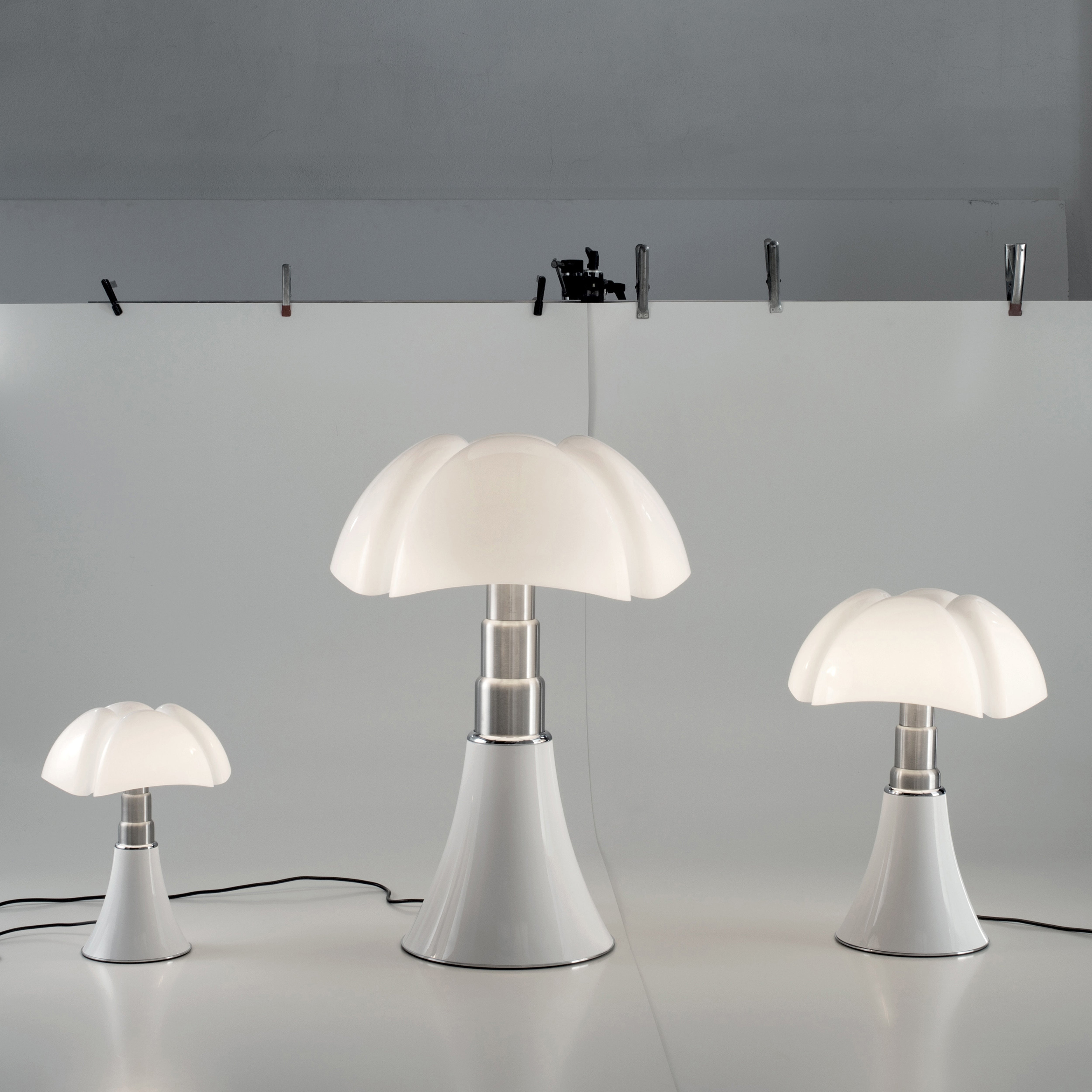 Stolní lampa PIPISTRELLO MEDIUM s opálovým stínidlem a bílým podstavcem
