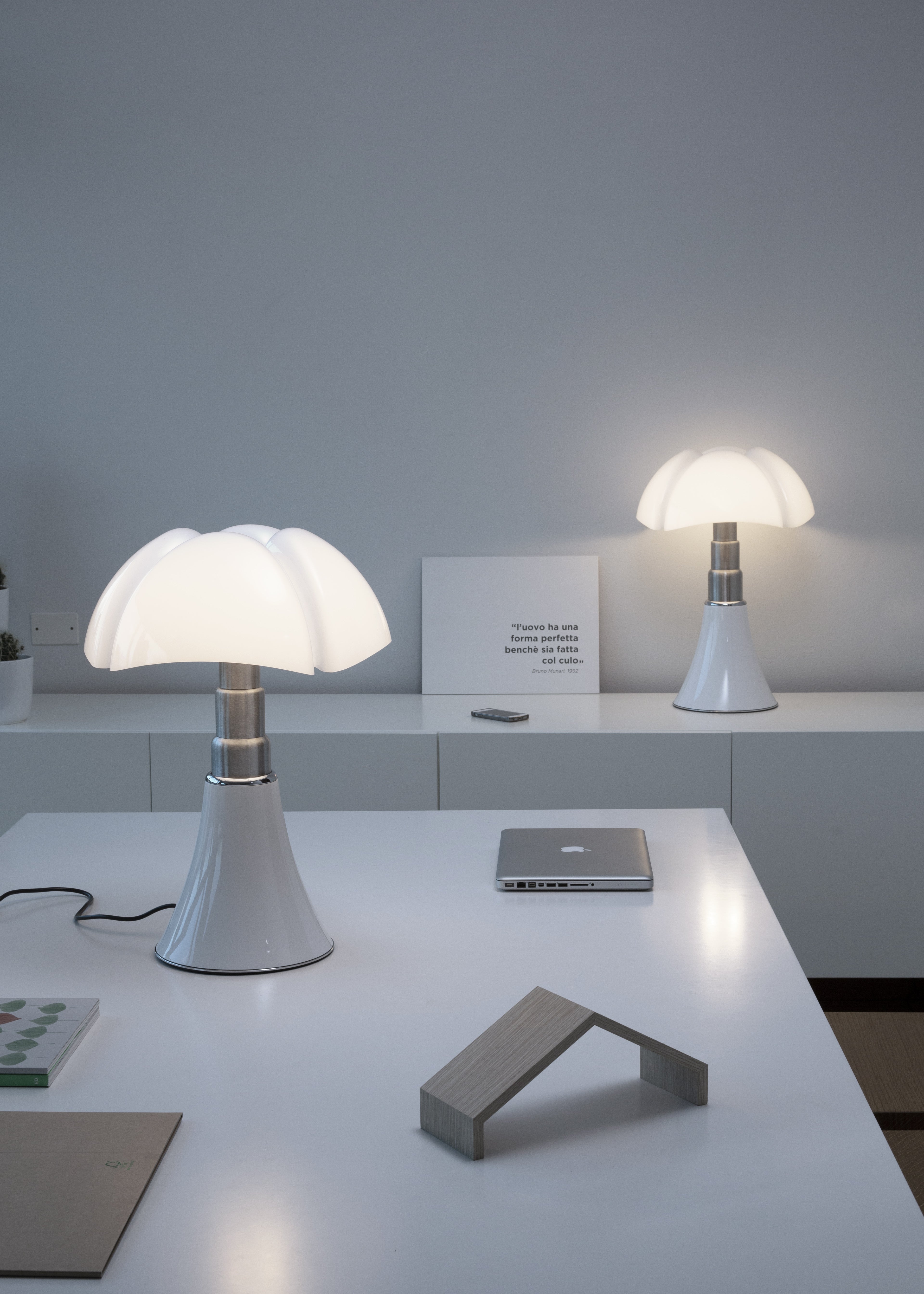 Stolní lampa PIPISTRELLO MEDIUM s opálovým stínidlem a bílým podstavcem