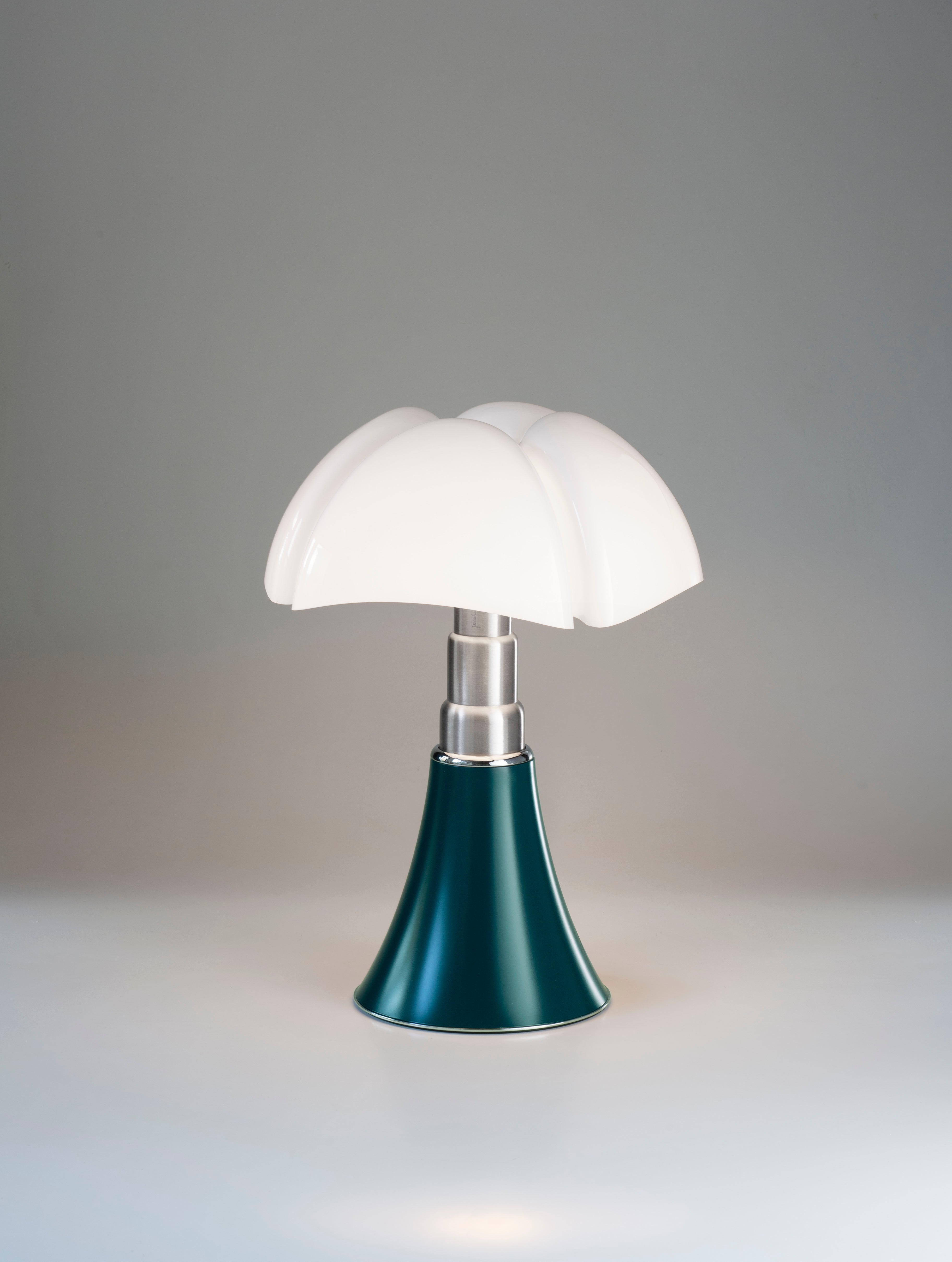 Stolní lampa PIPISTRELLO MEDIUM s opálovým stínidlem a tmavě zeleným podstavcem