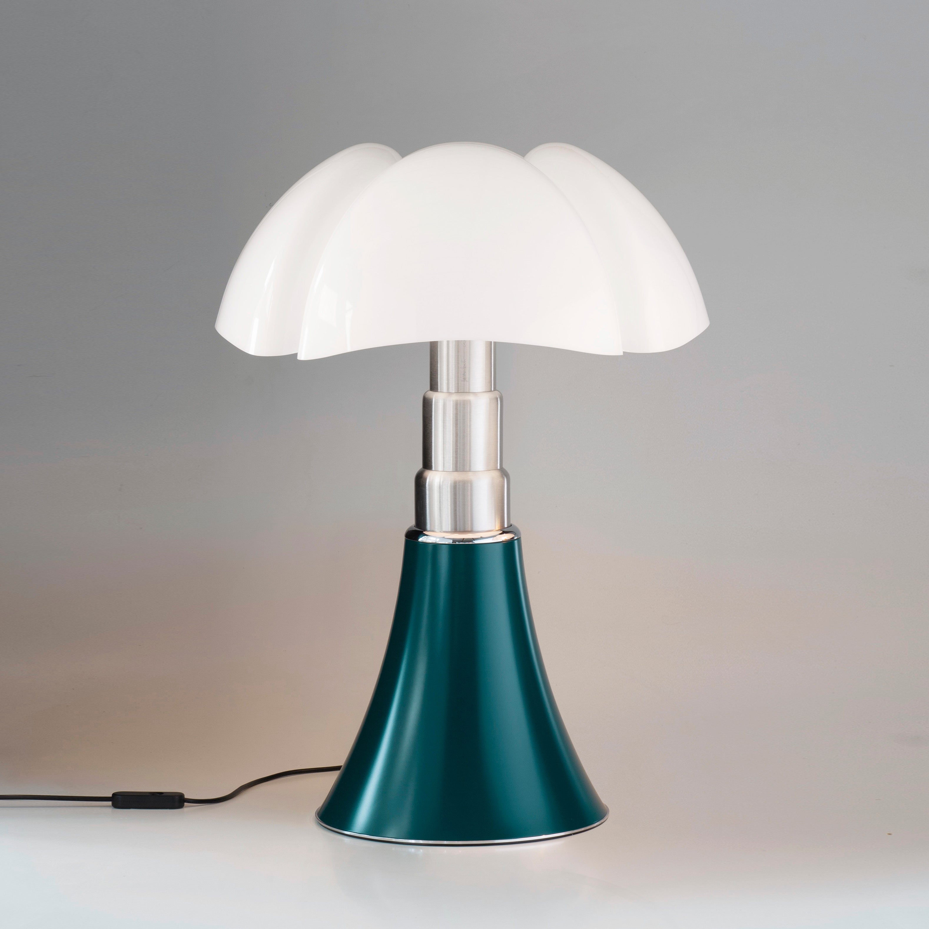 Stolní lampa PIPISTRELLO MEDIUM s opálovým stínidlem a tmavě zeleným podstavcem