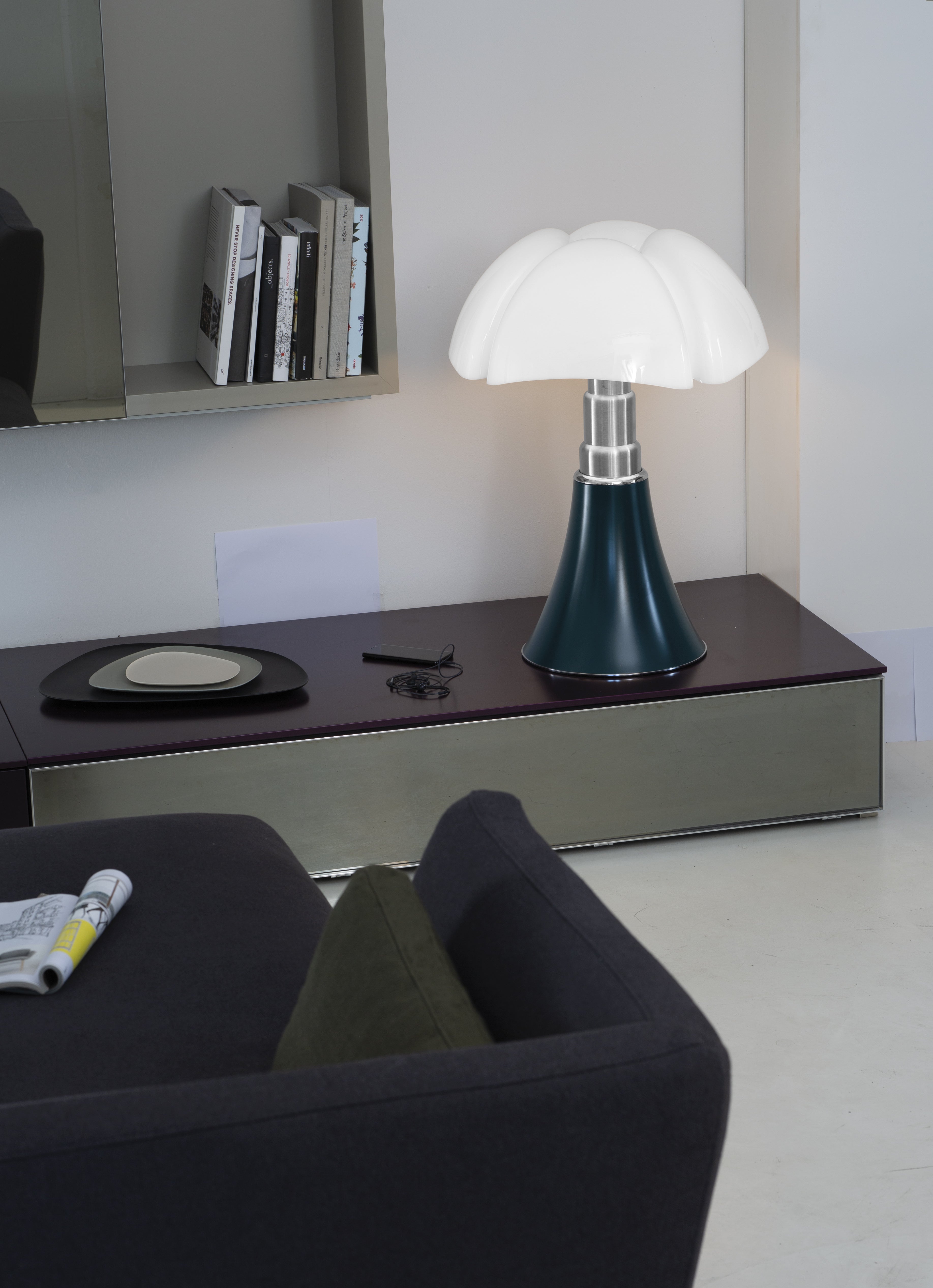 Stolní lampa PIPISTRELLO MEDIUM s opálovým stínidlem a tmavě zeleným podstavcem