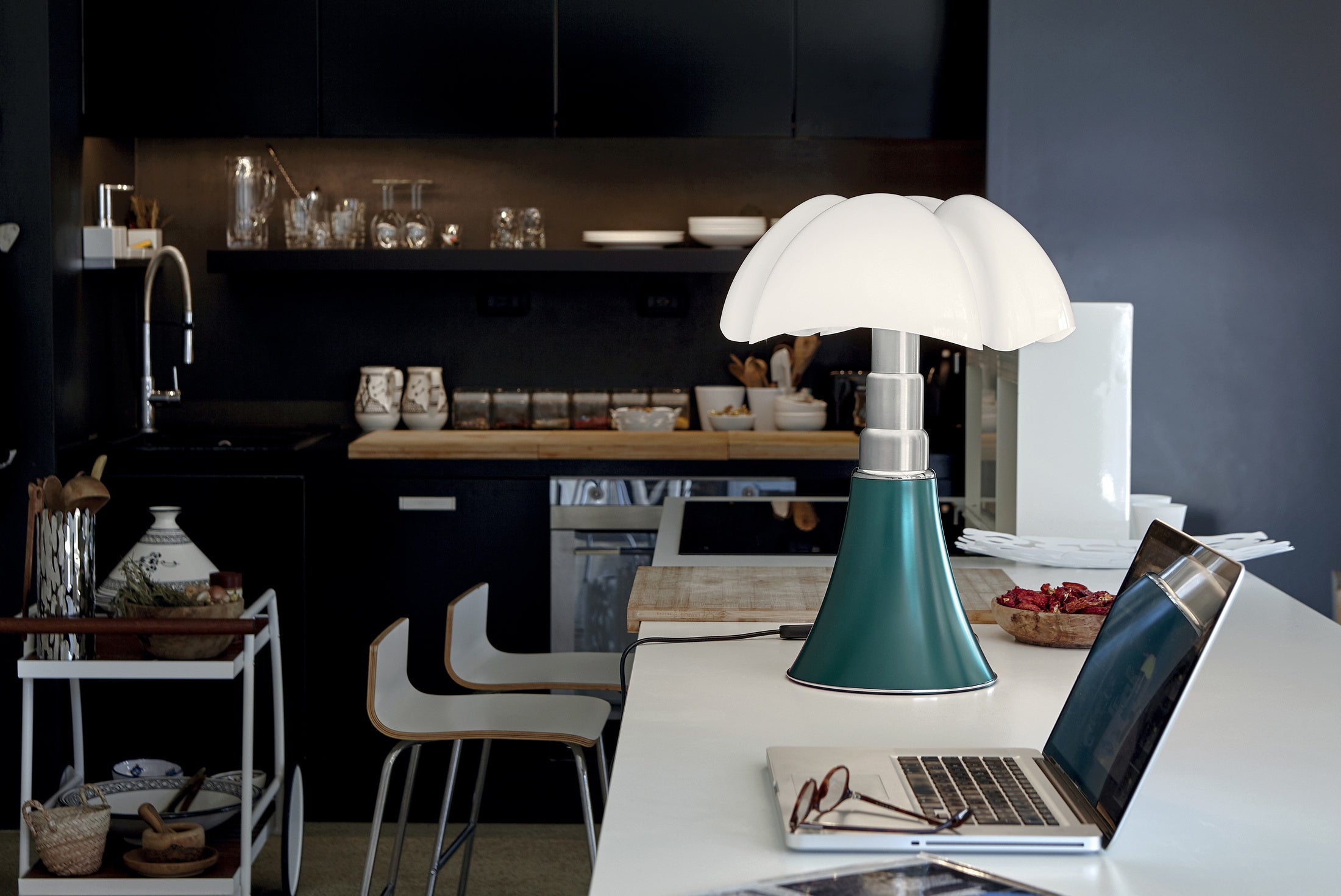 Stolní lampa PIPISTRELLO MEDIUM s opálovým stínidlem a tmavě zeleným podstavcem