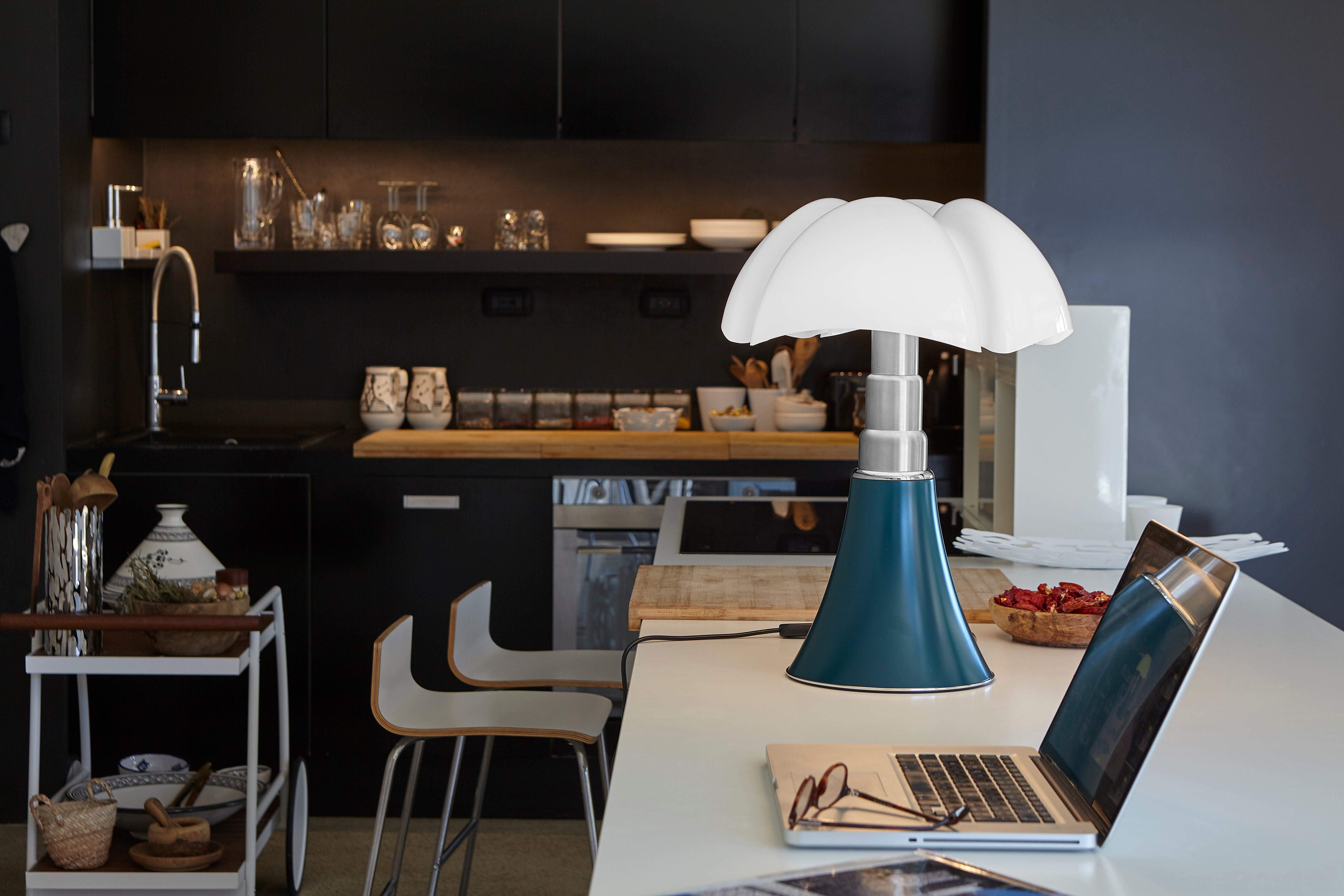 Stolní lampa PIPISTRELLO MEDIUM s opálovým stínidlem a hnědým podstavcem