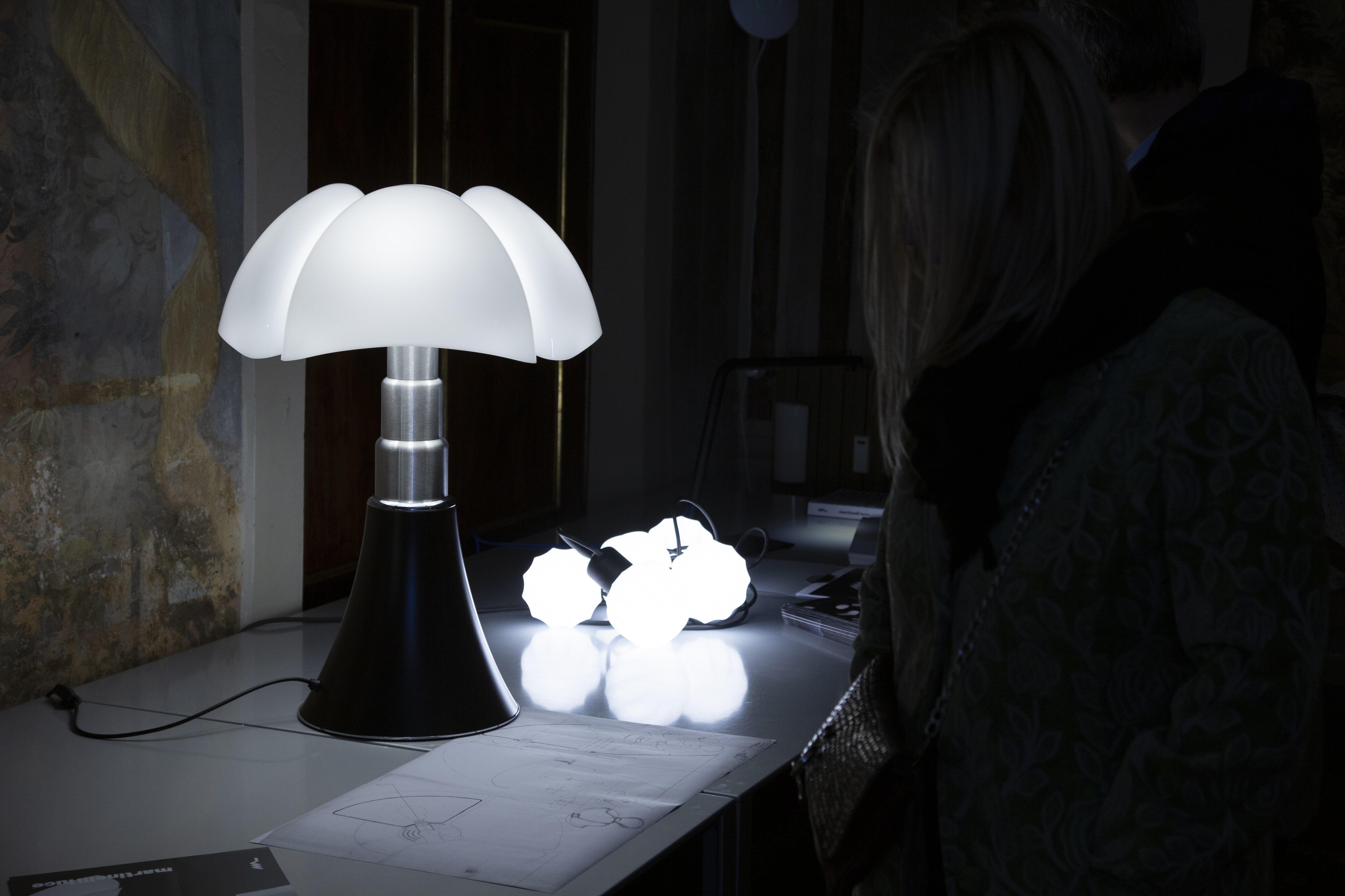 Lampa stołowa PIPISTRELLO opalowy klosz z czarną podstawą