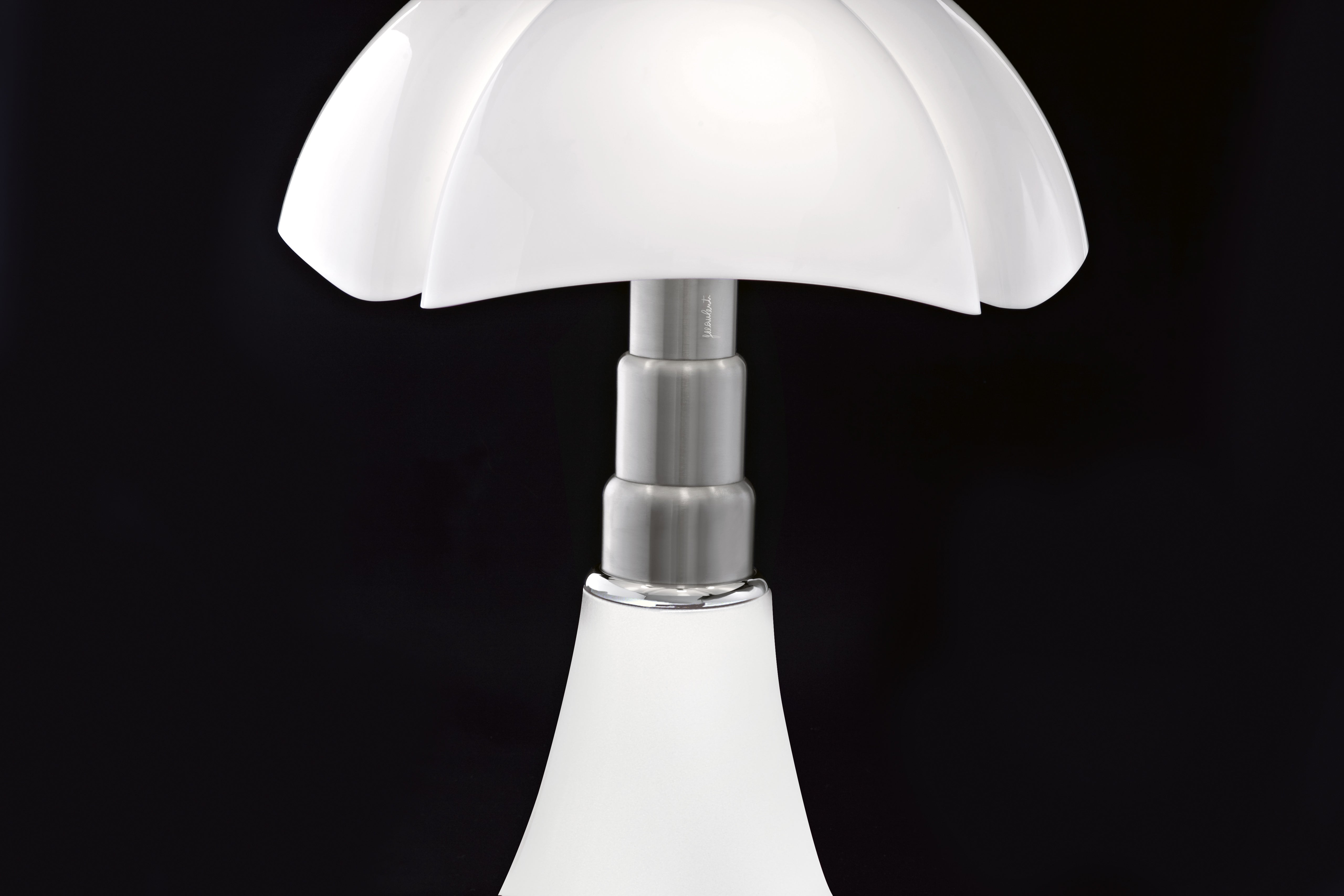 Lampa stołowa PIPISTRELLO opalowy klosz z białą podstawą