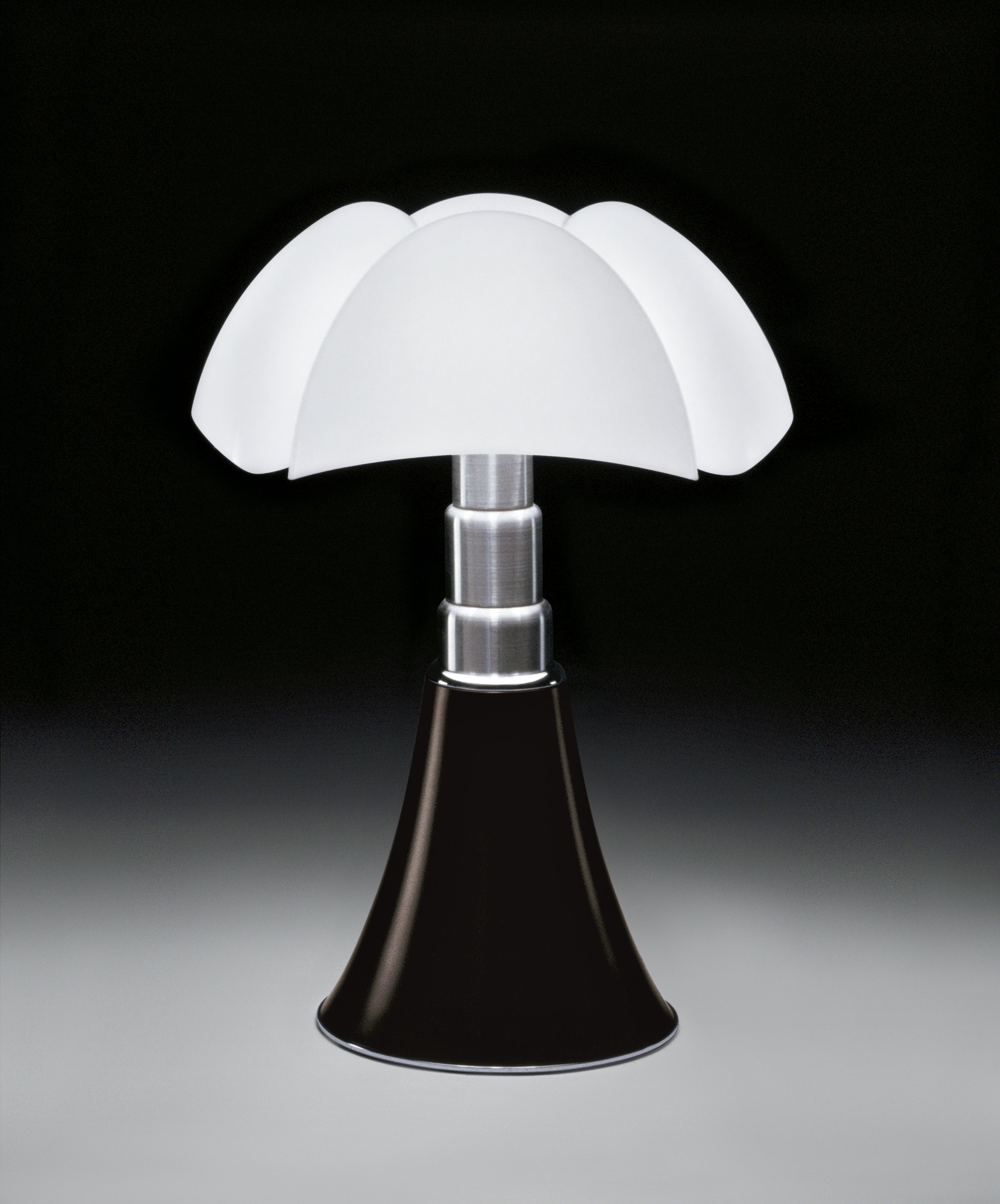 Stolní lampa PIPISTRELLO MEDIUM s opálovým stínidlem a hnědým podstavcem